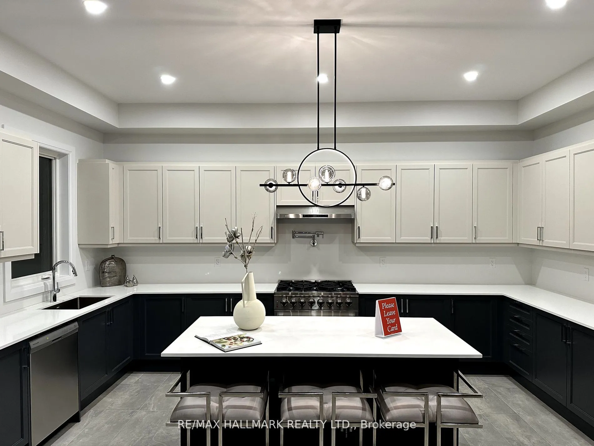15 Aida Place N
