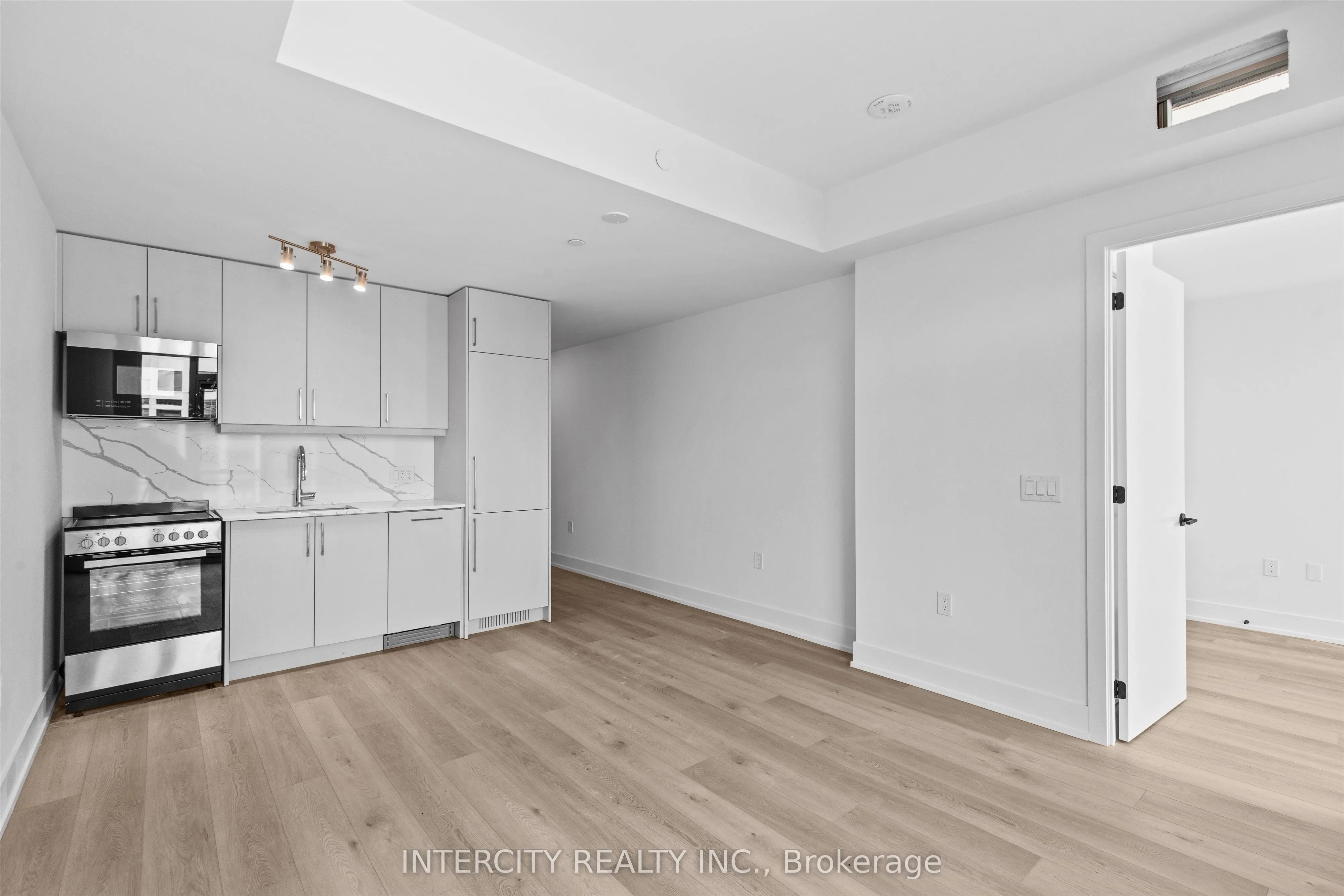 2075 King Road, #415