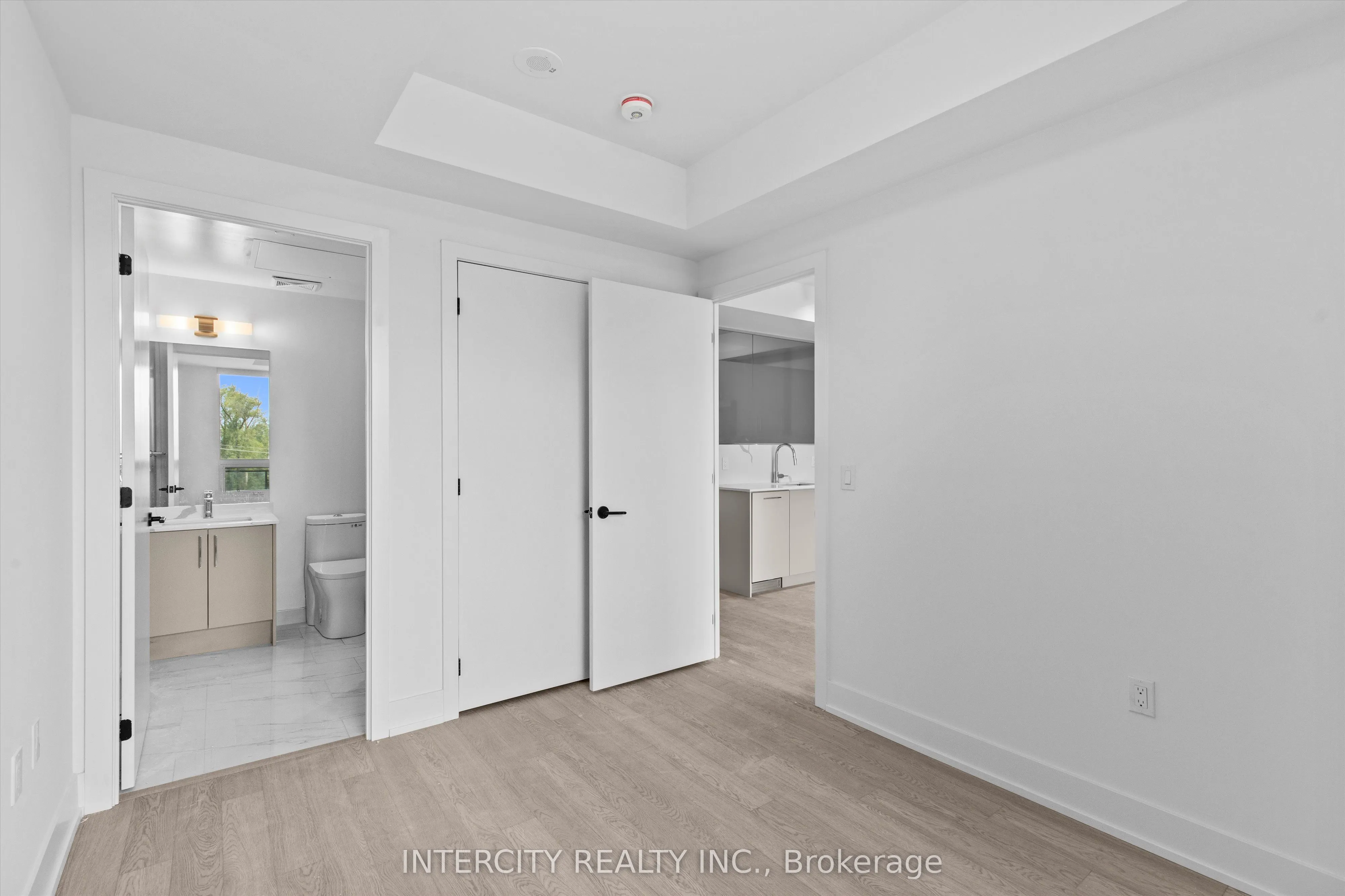 2075 King Road, #424