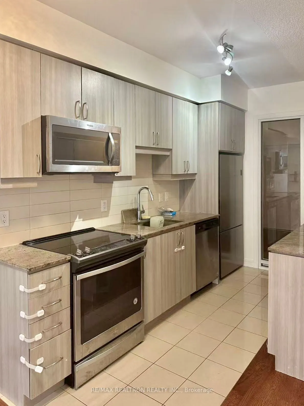9191 Yonge Street, #SW311
