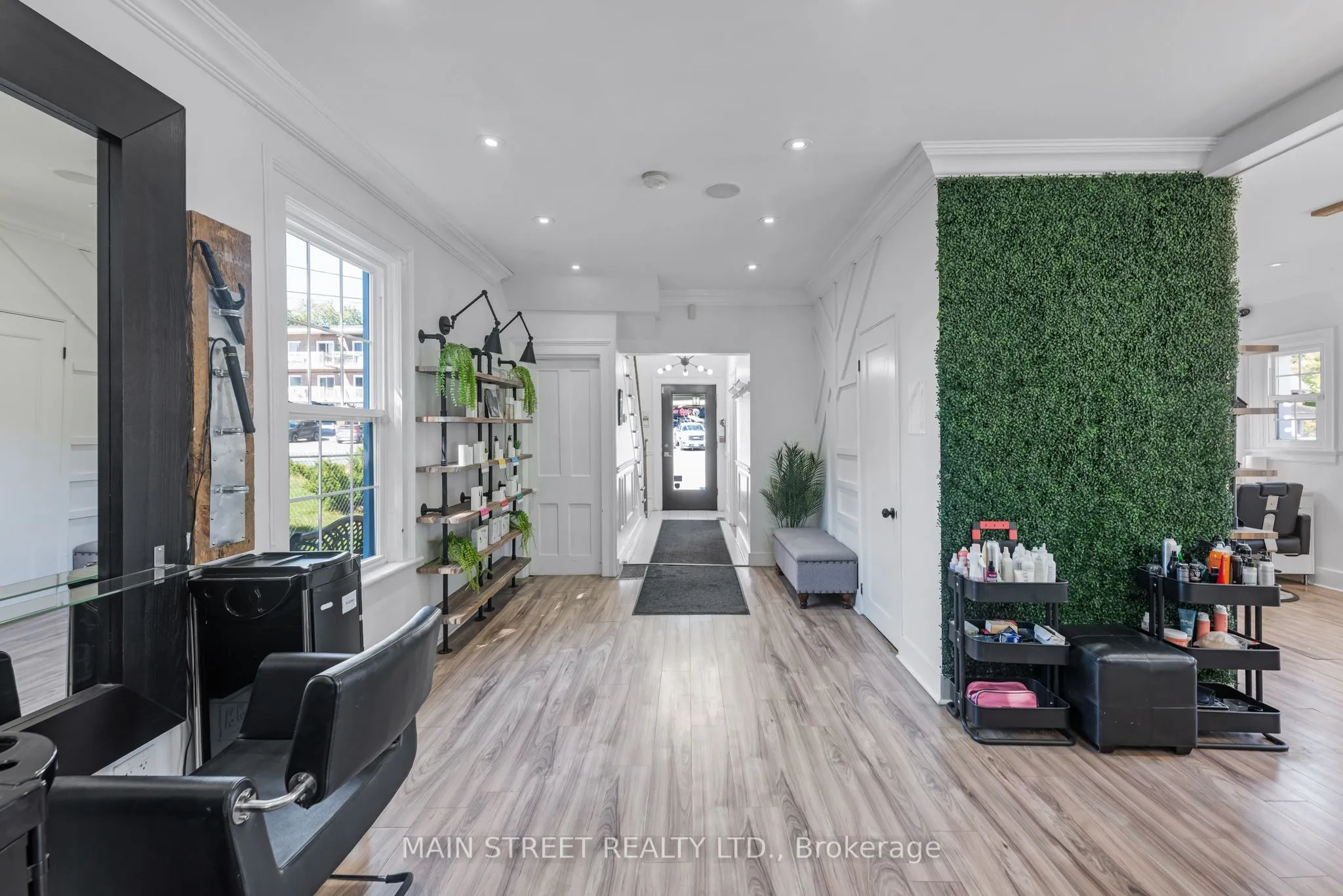 92 Holland Street W