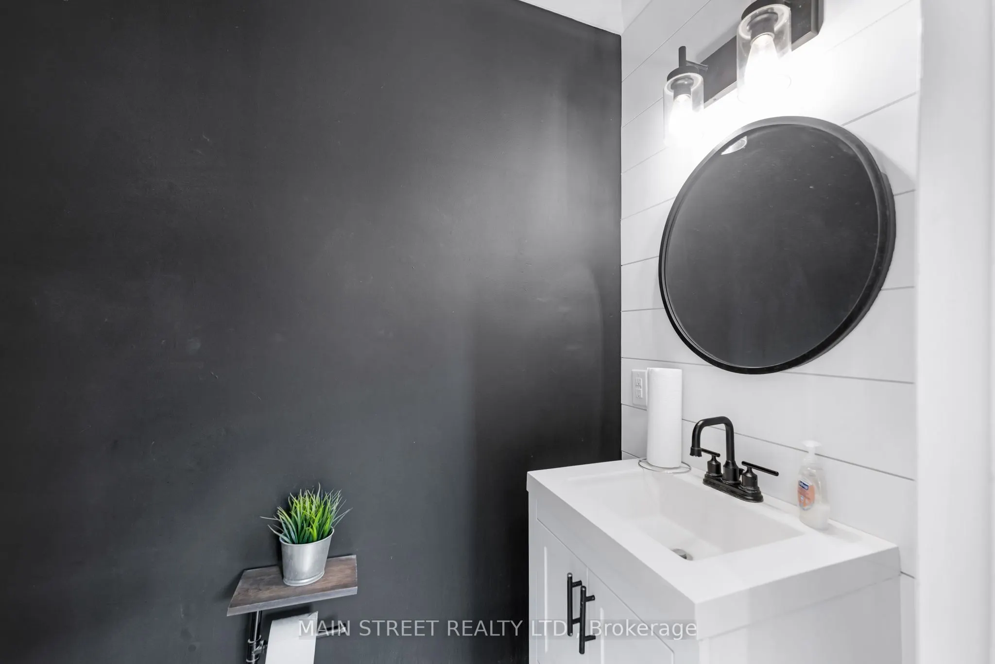 92 Holland Street W