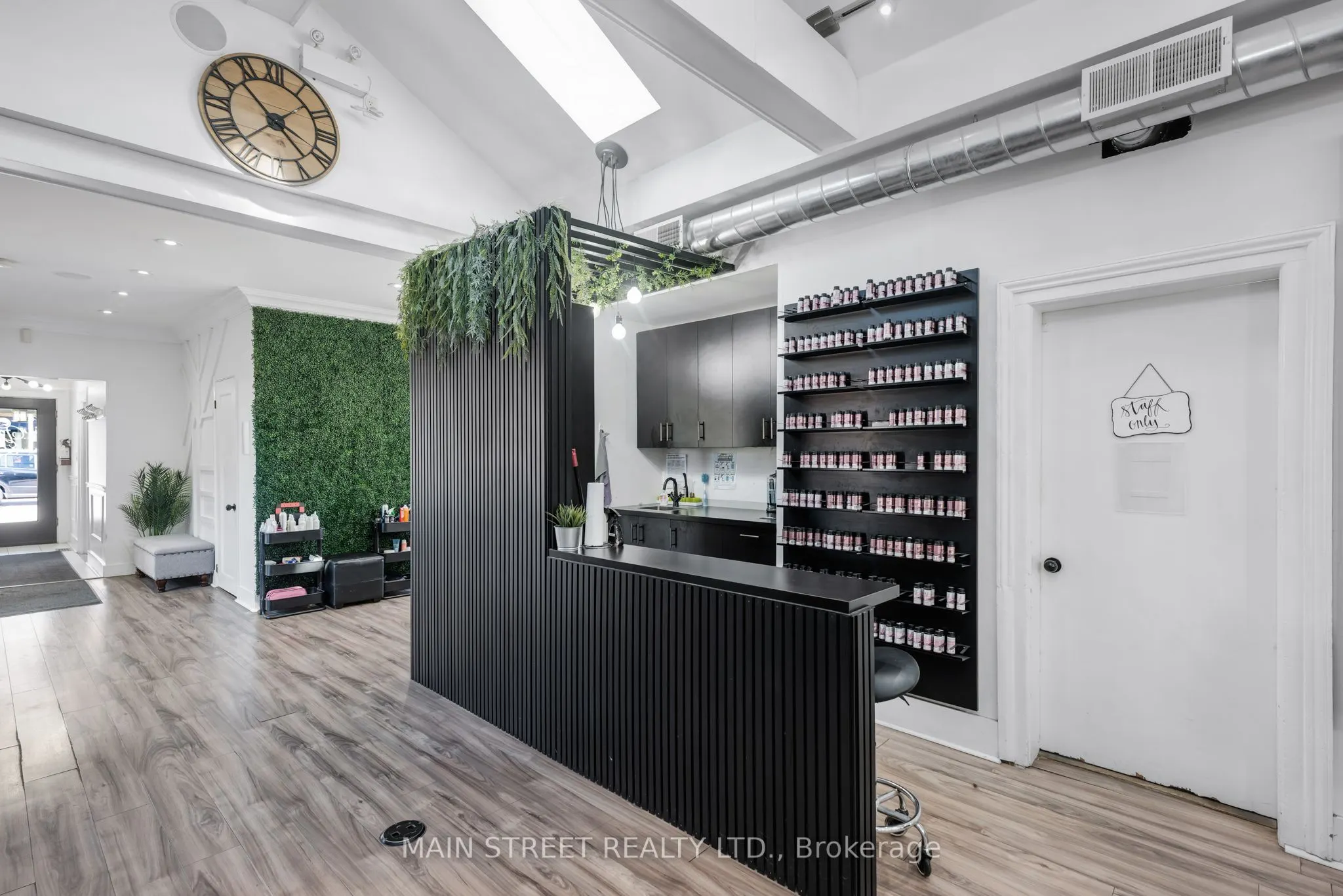 92 Holland Street W