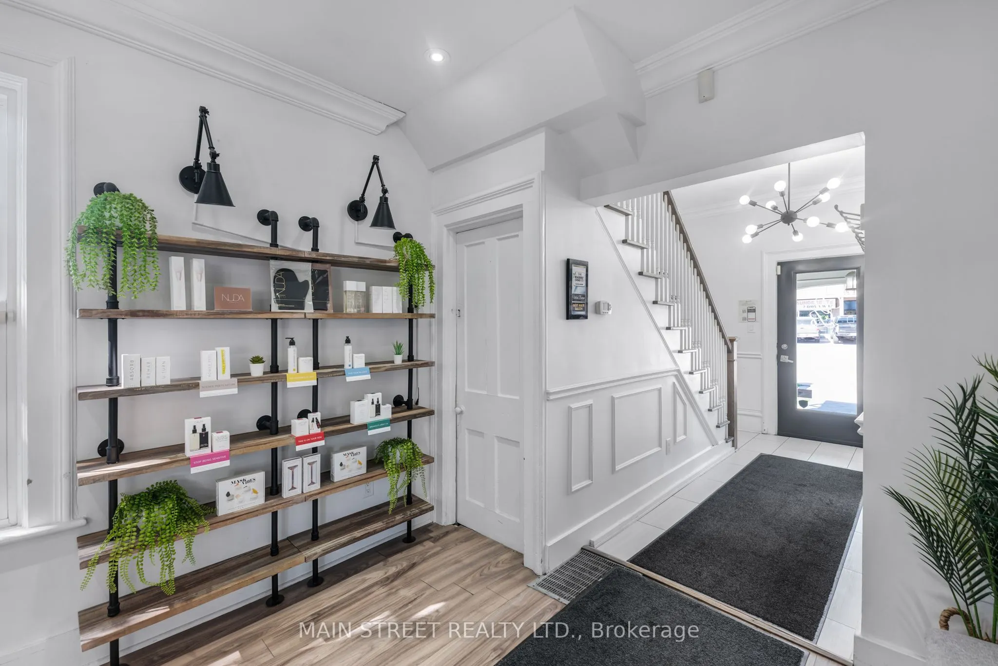 92 Holland Street W