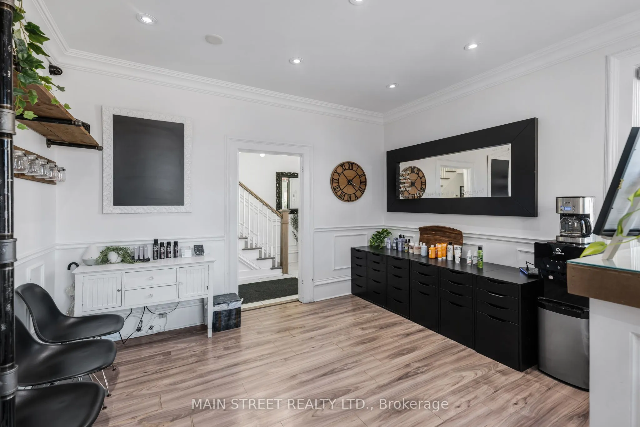 92 Holland Street W