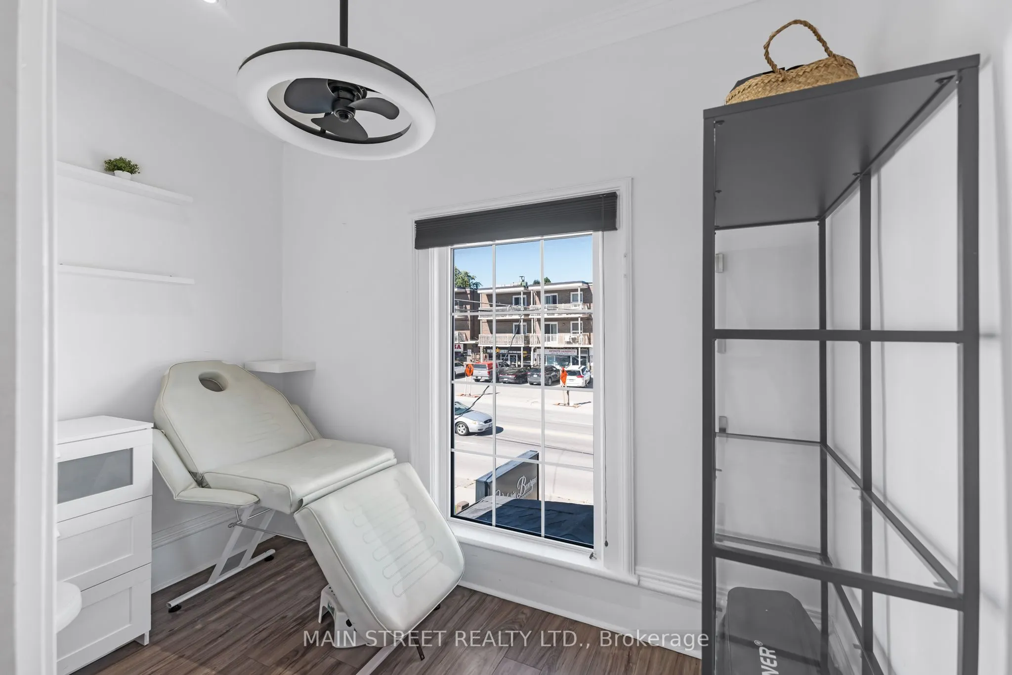 92 Holland Street W