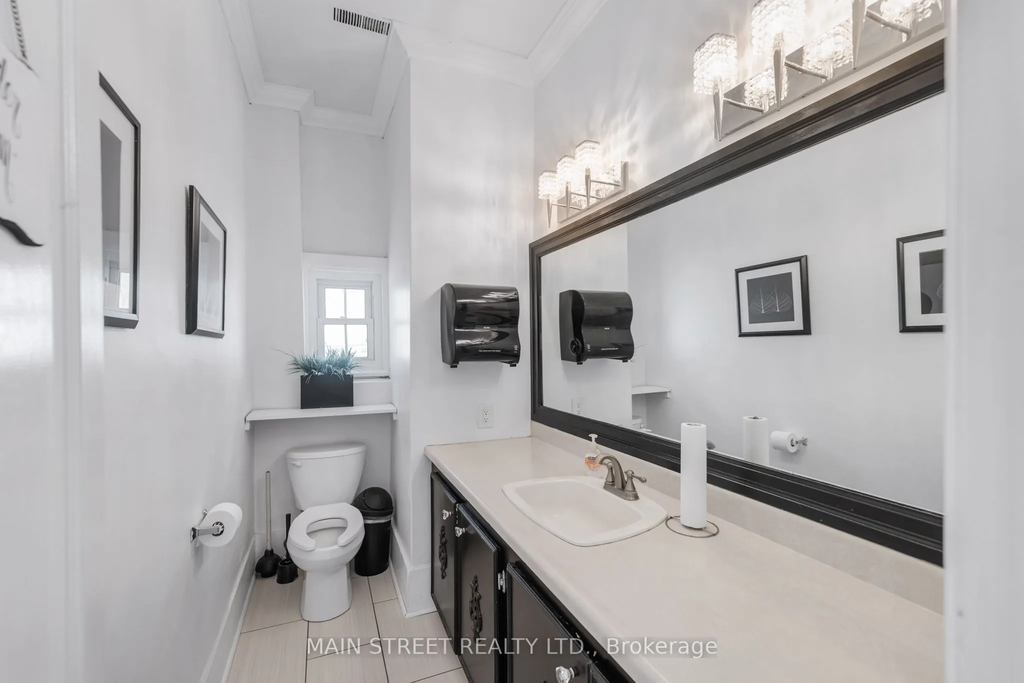 92 Holland Street W