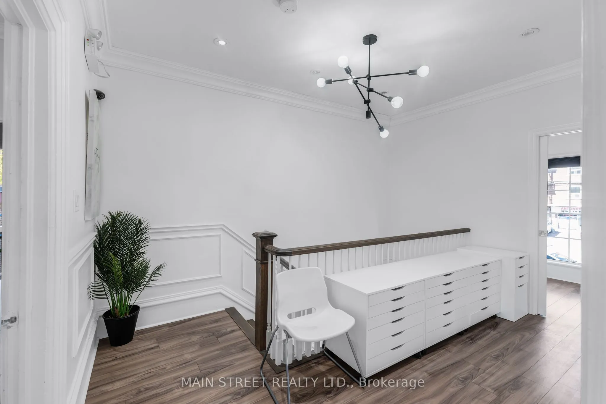 92 Holland Street W