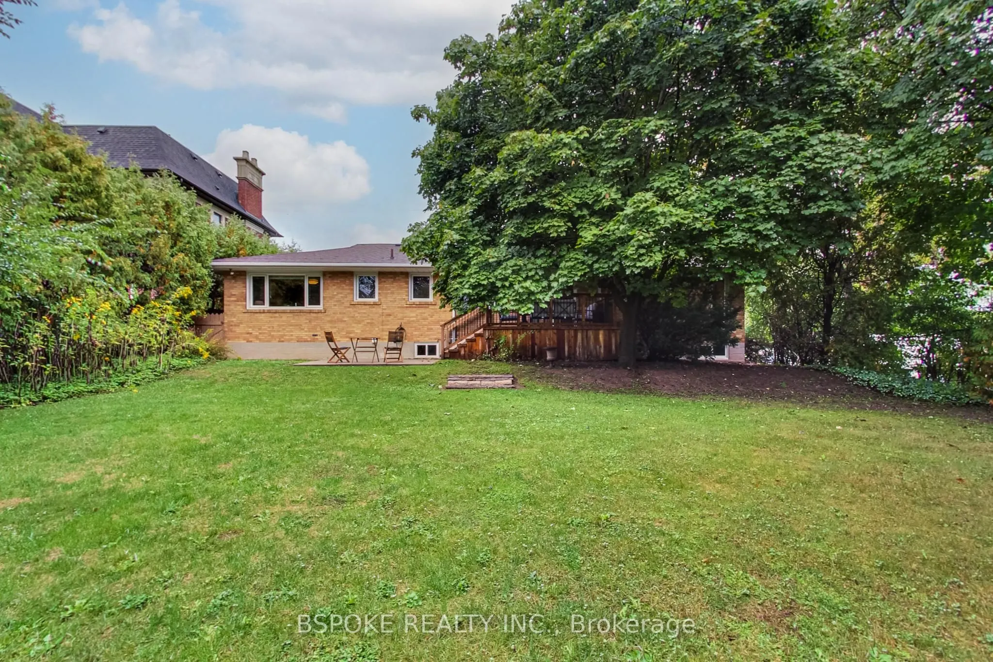 12 Vistaview Boulevard