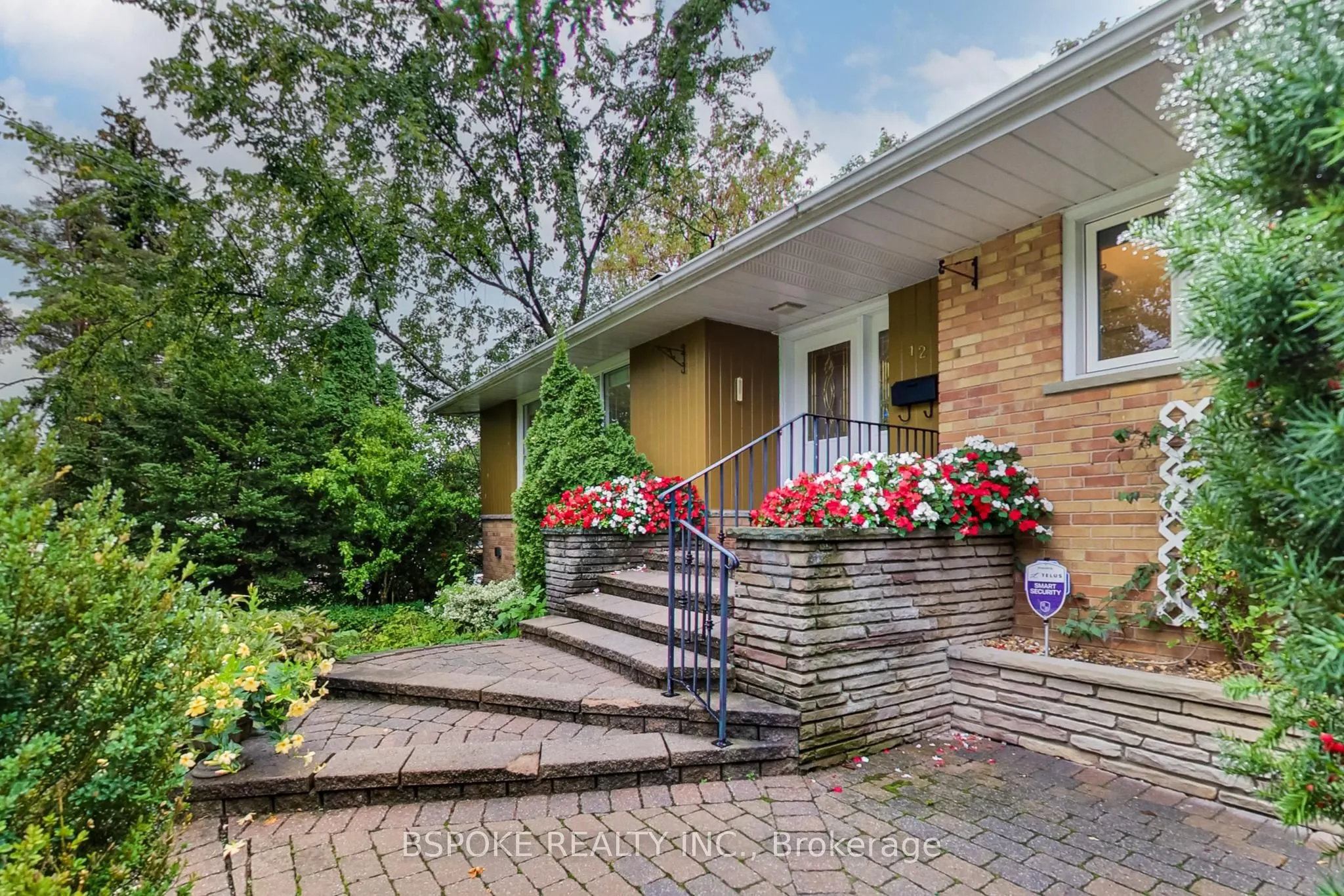 12 Vistaview Boulevard