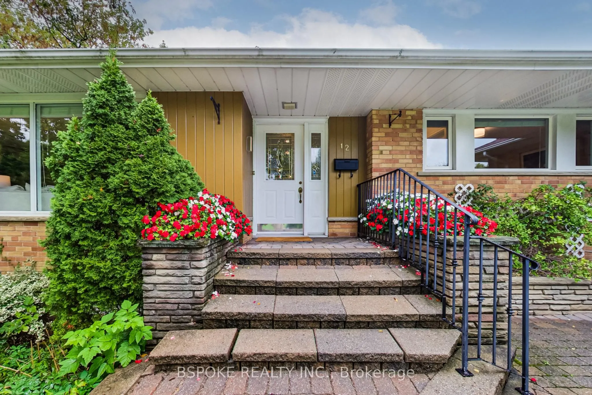 12 Vistaview Boulevard