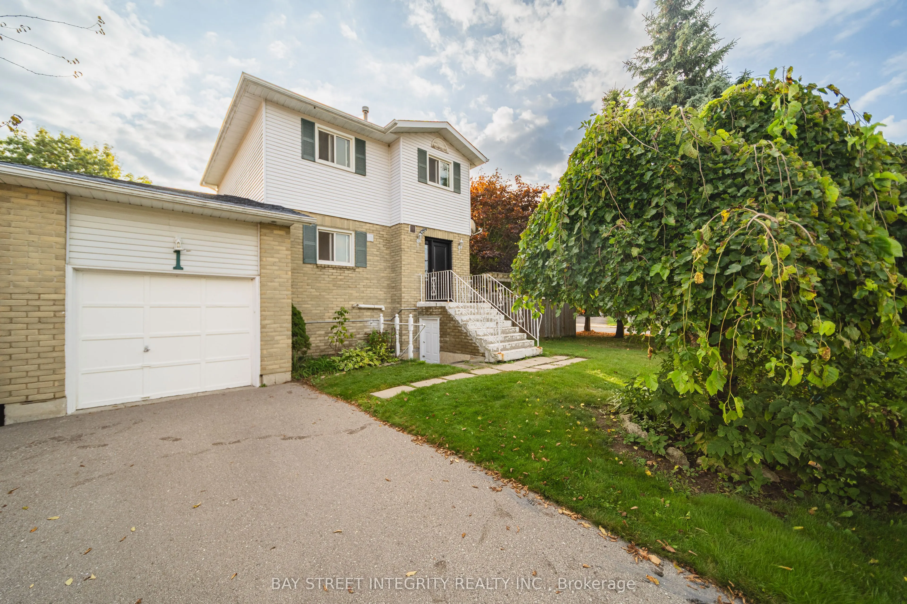 1 Hodgins Avenue