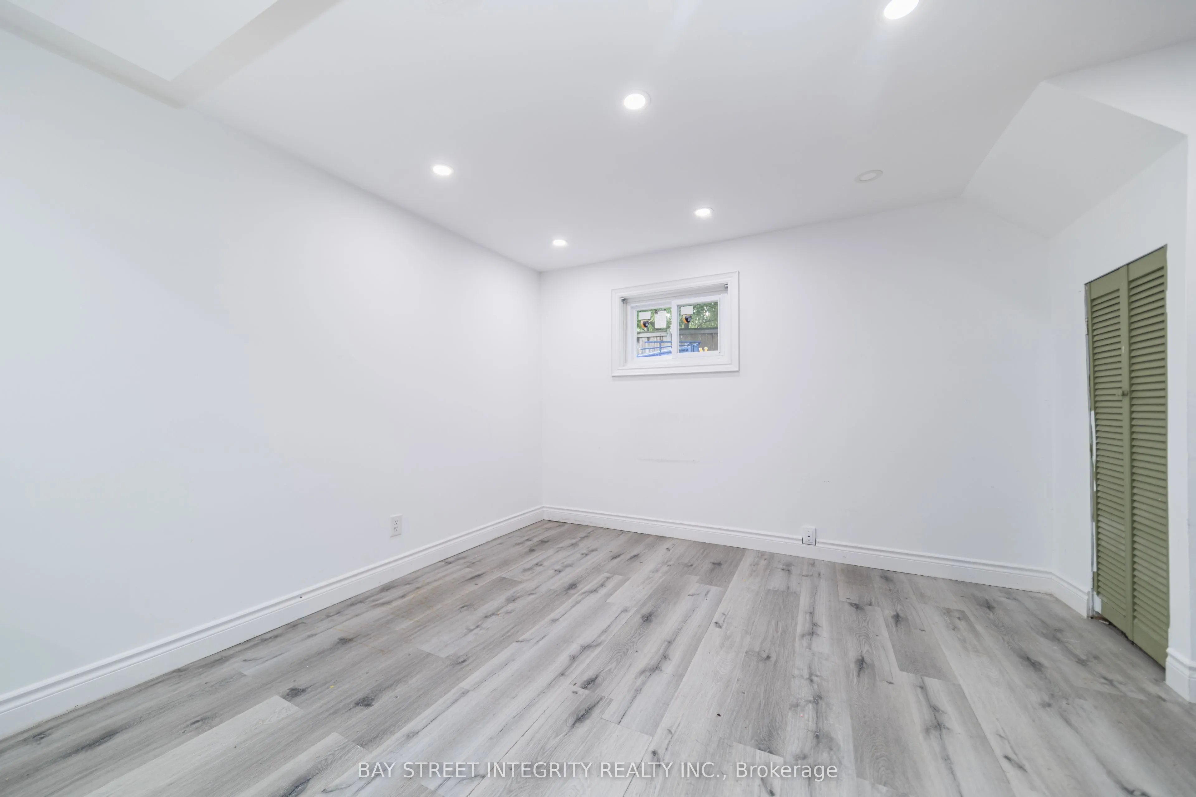 1 Hodgins Avenue