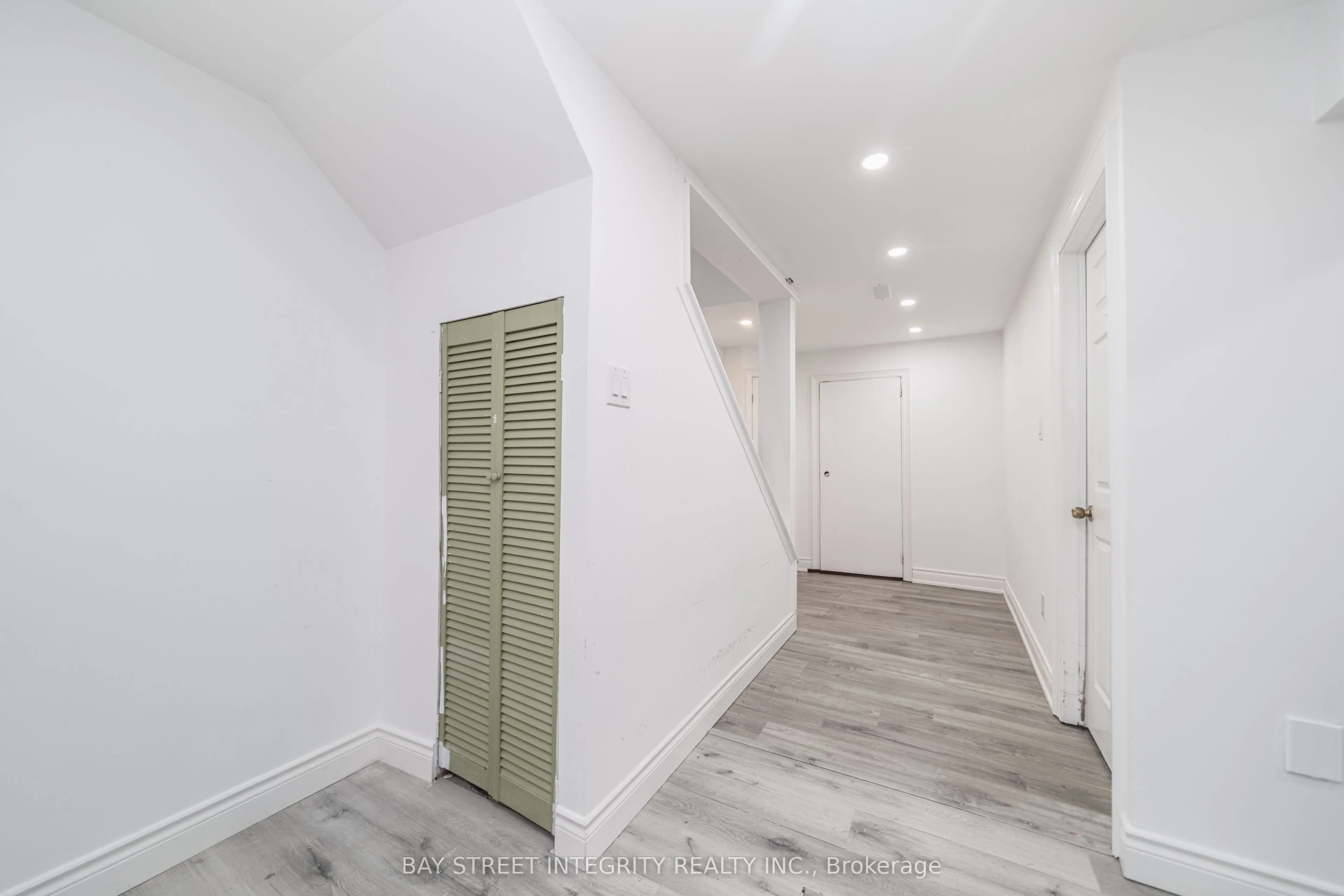 1 Hodgins Avenue