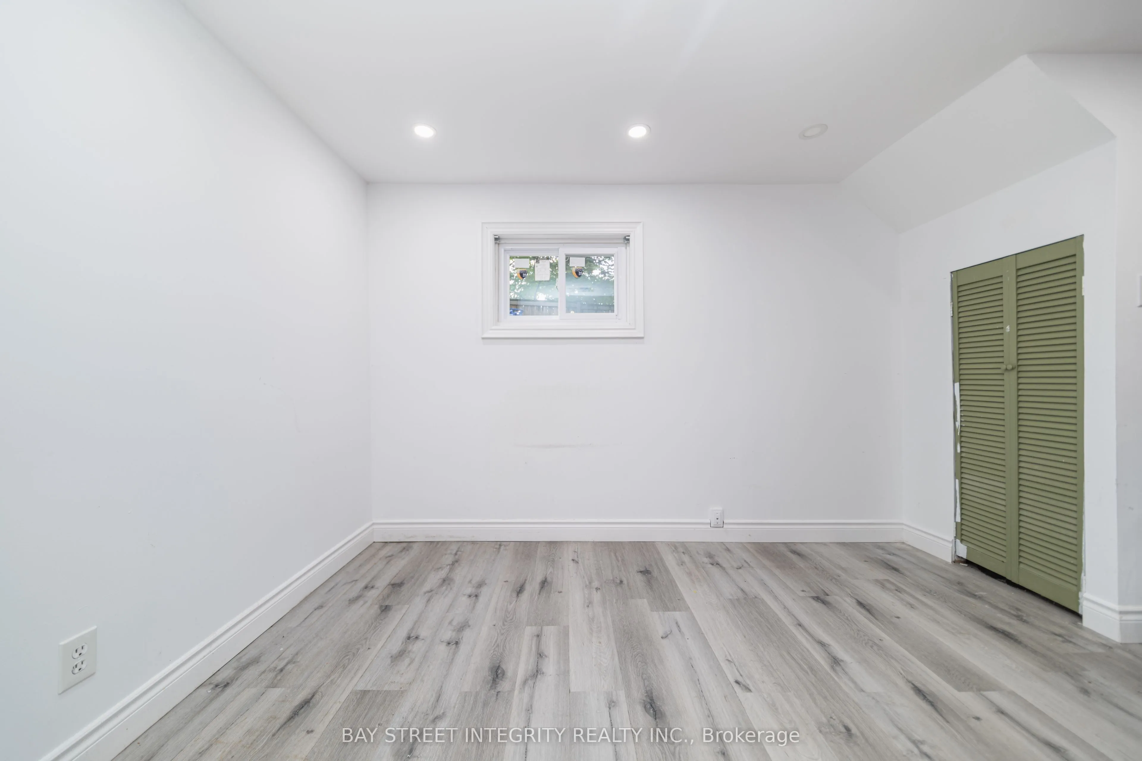 1 Hodgins Avenue