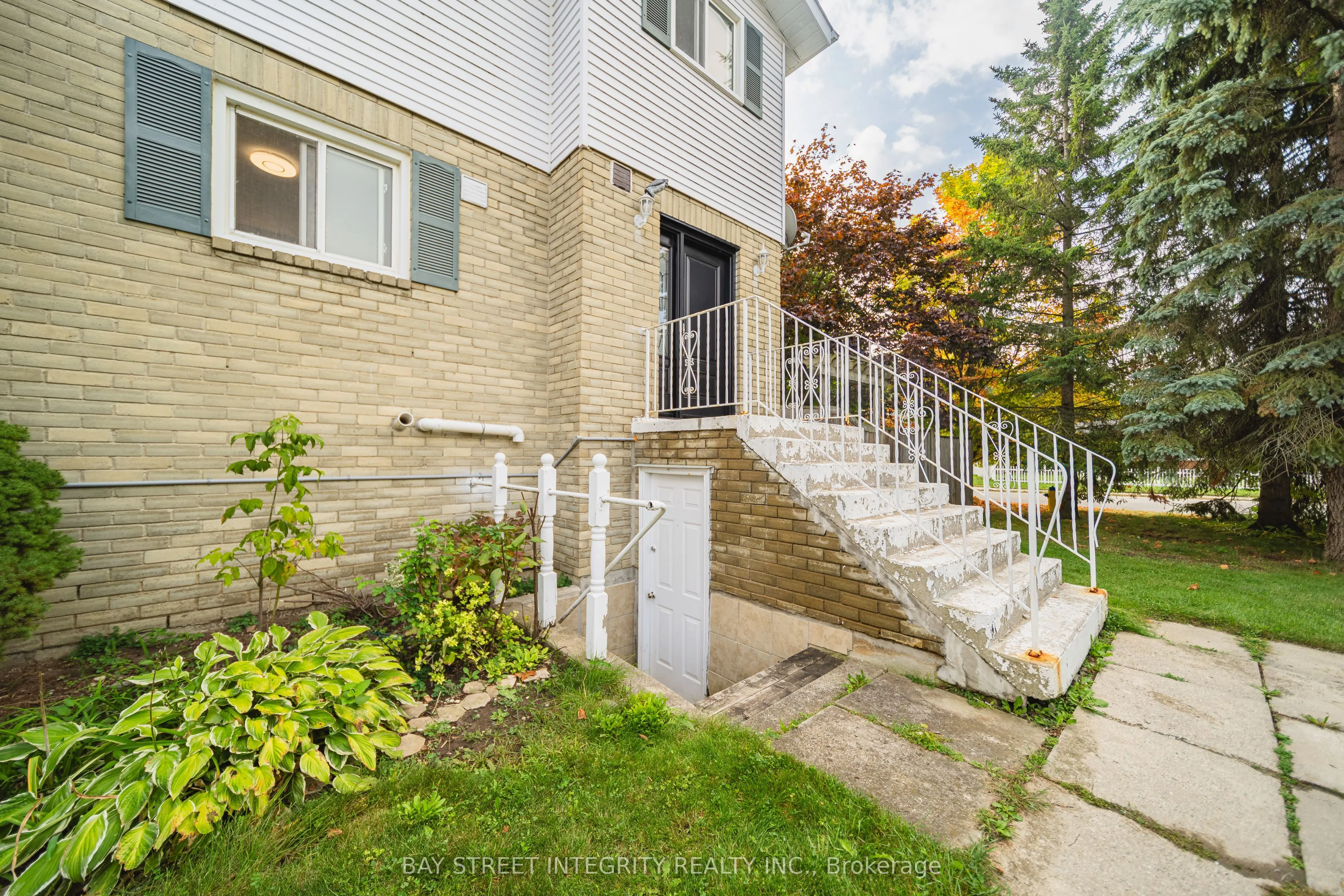 1 Hodgins Avenue