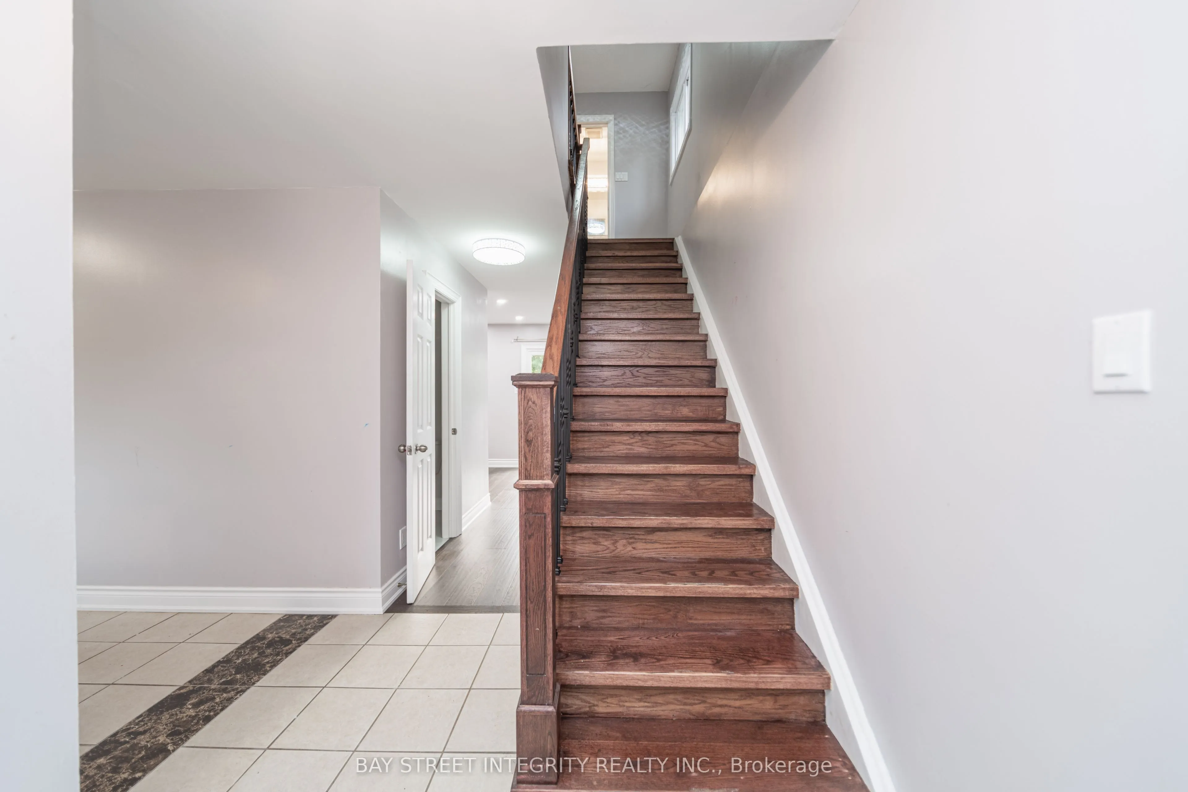 1 Hodgins Avenue