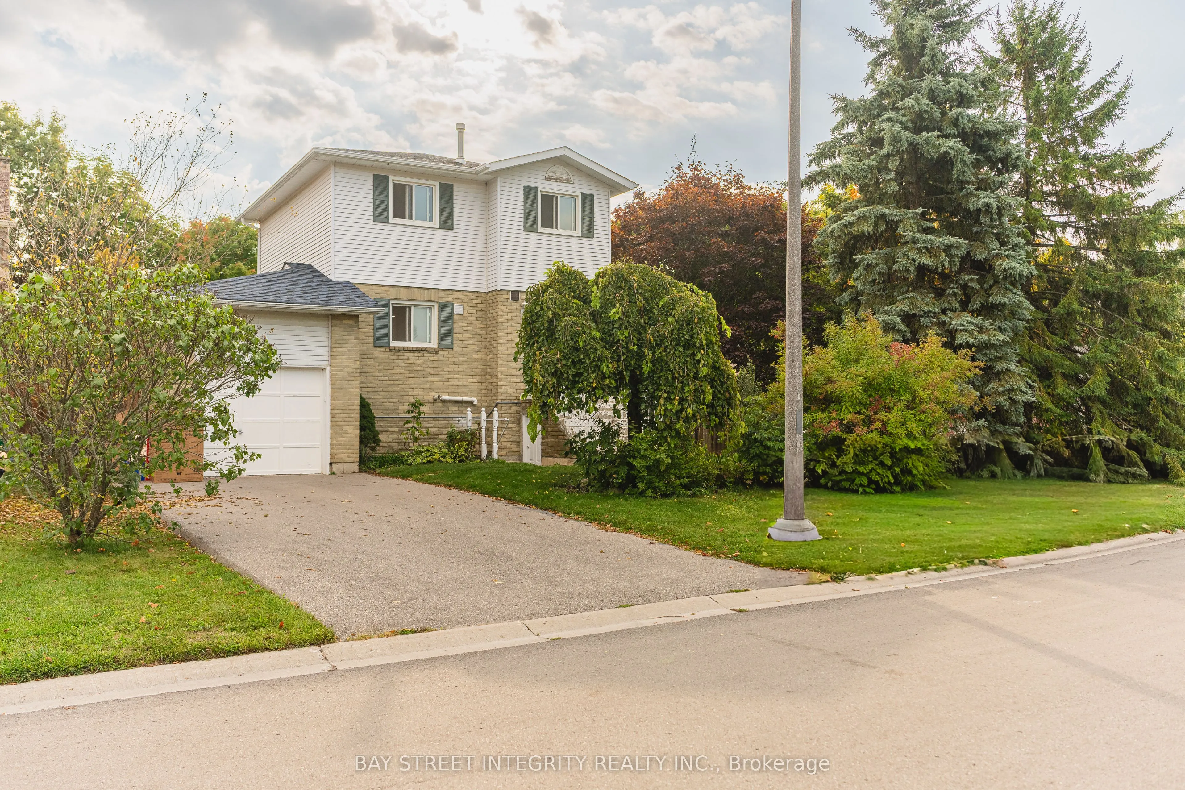 1 Hodgins Avenue
