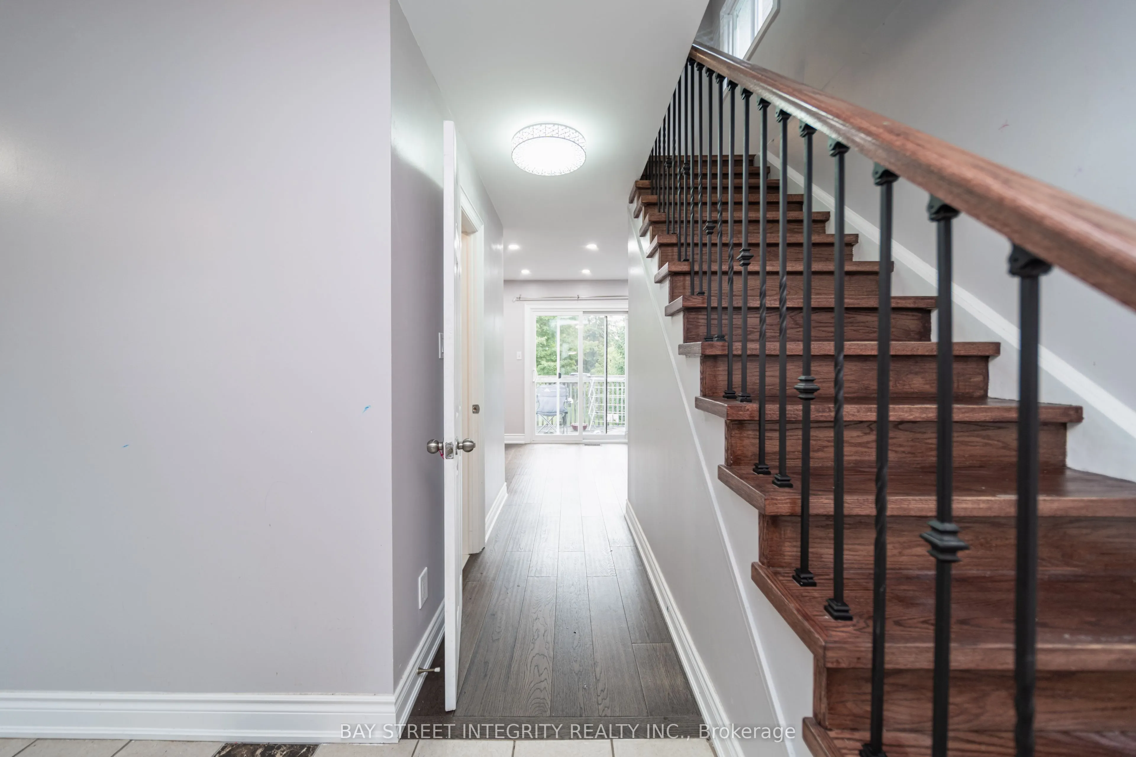 1 Hodgins Avenue