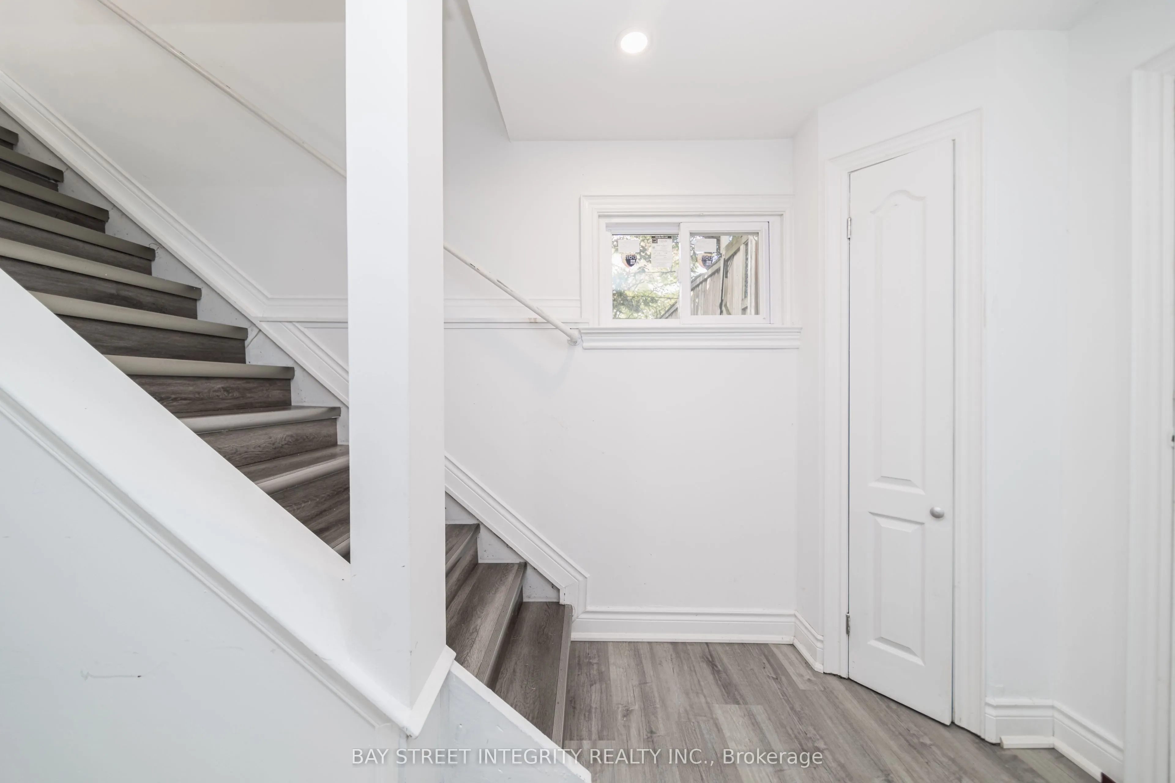 1 Hodgins Avenue