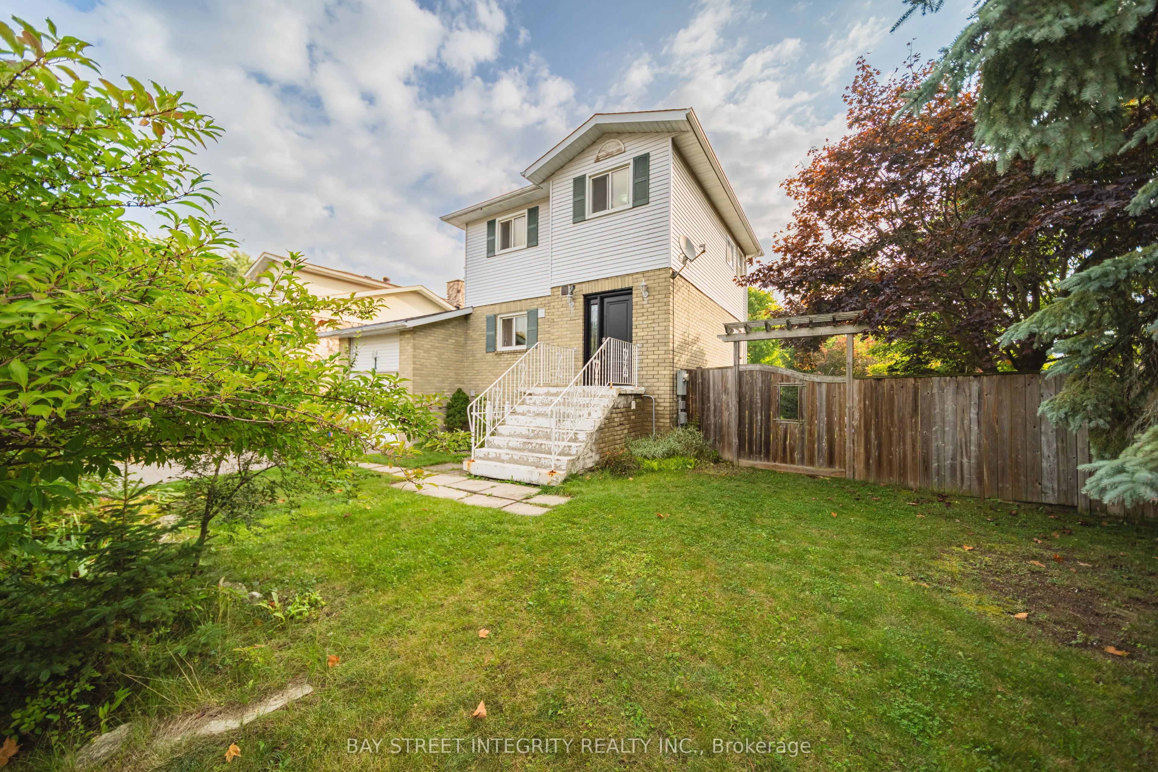 1 Hodgins Avenue
