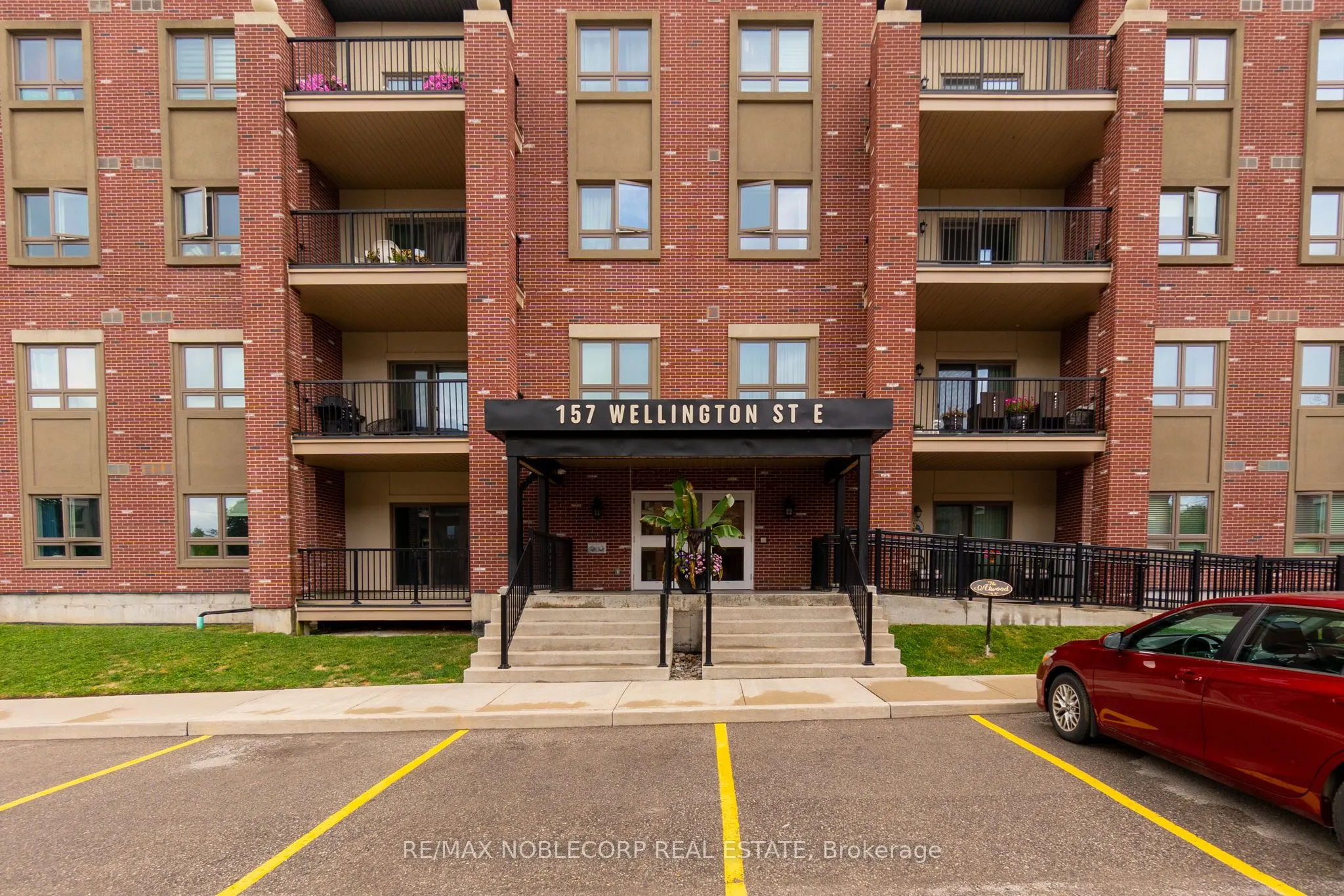 157 Wellington Street E, #206