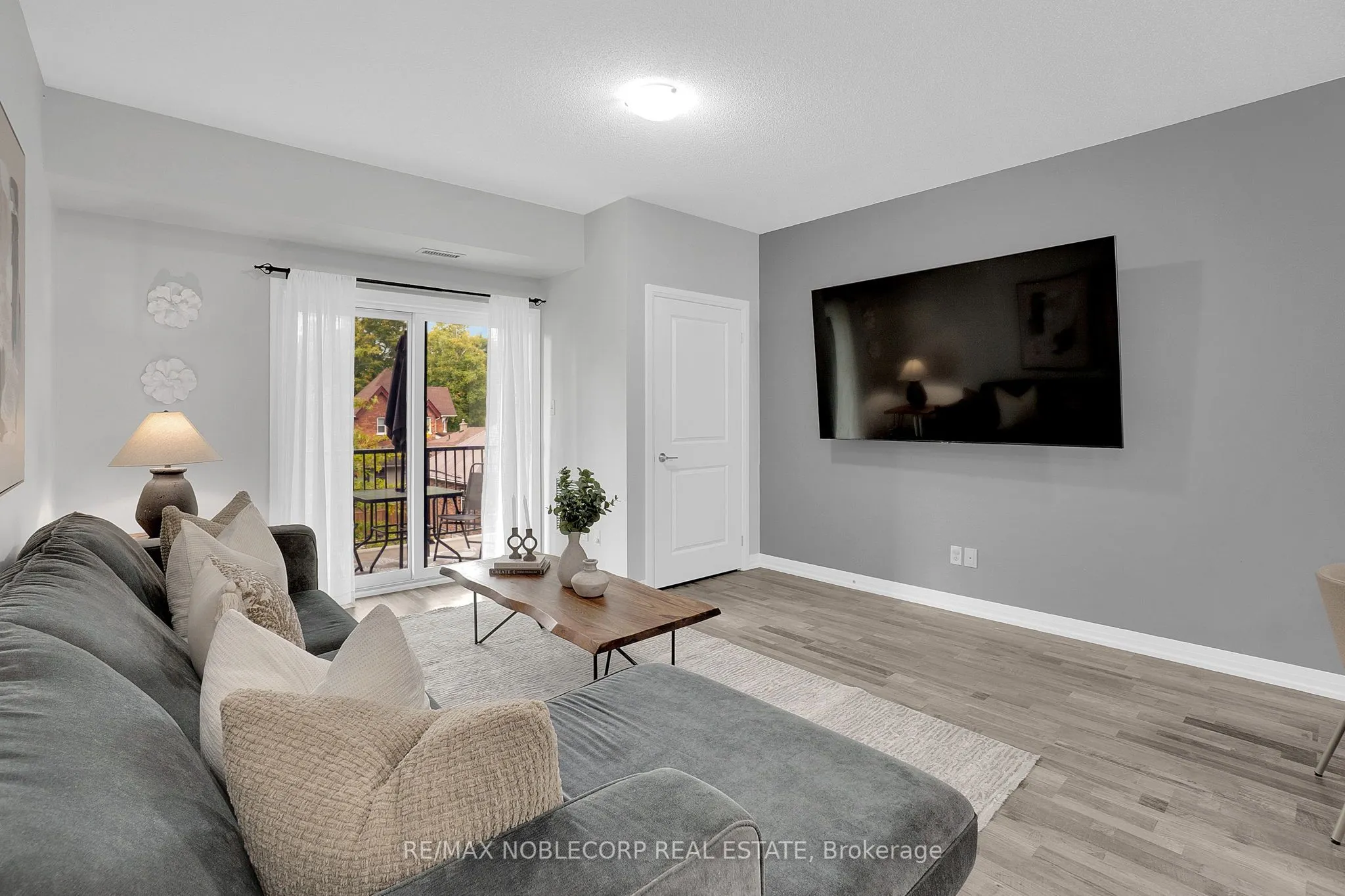 157 Wellington Street E, #206