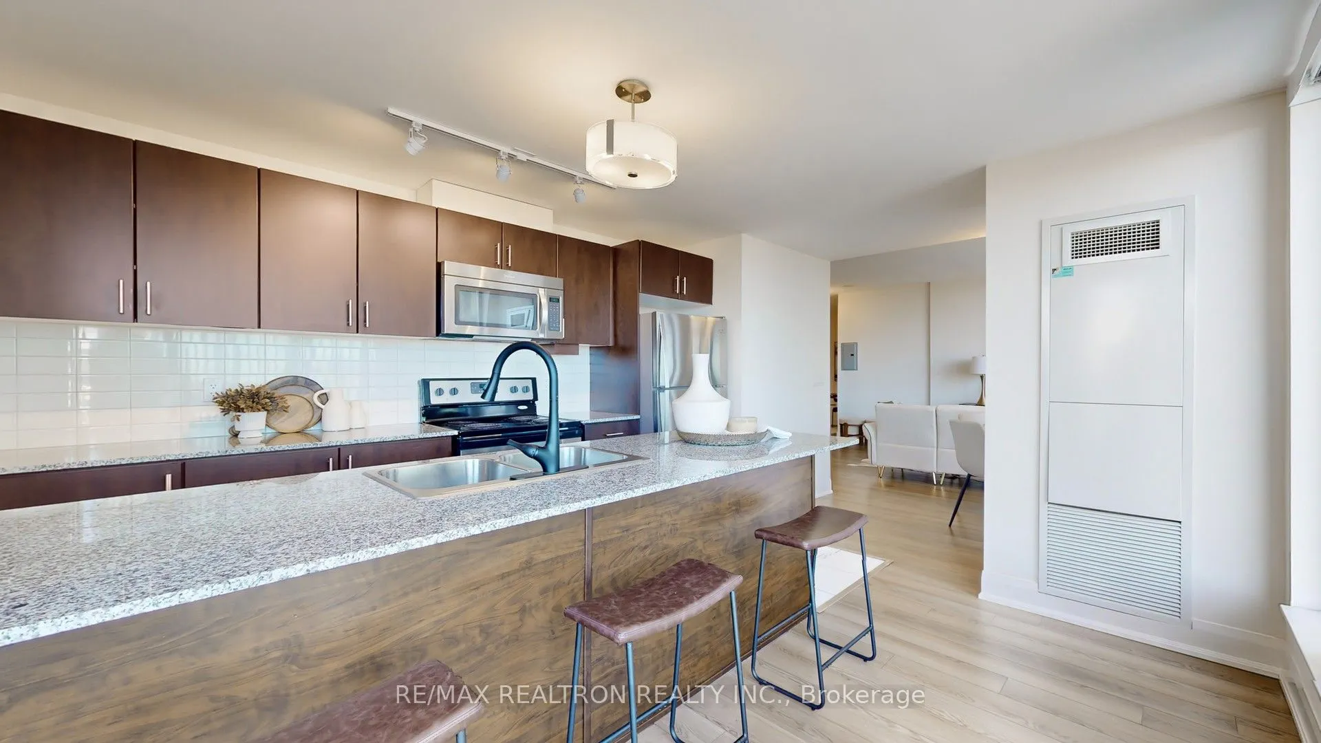 2900 Highway No. 7, #305