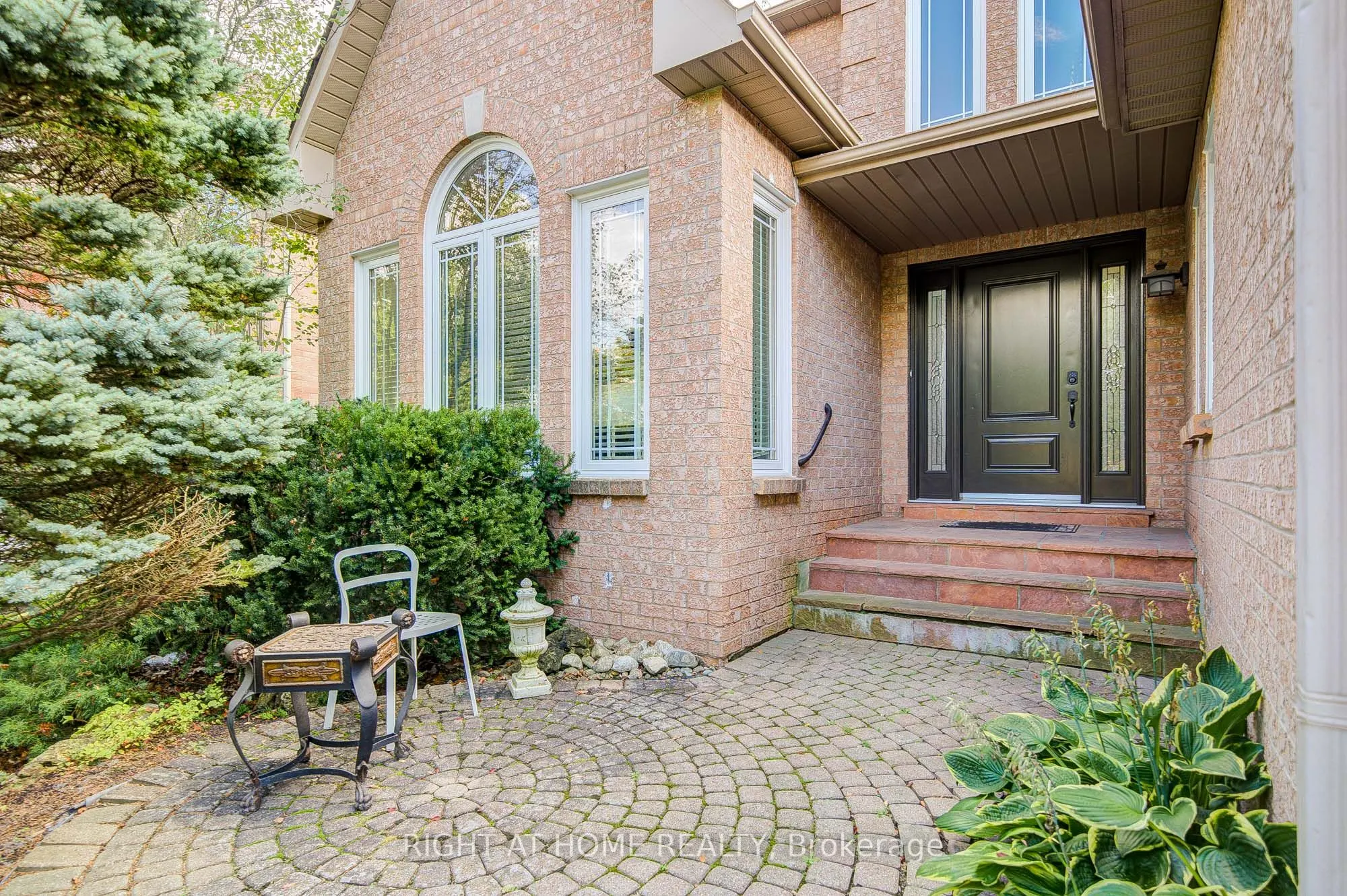 128 Carlyle Crescent