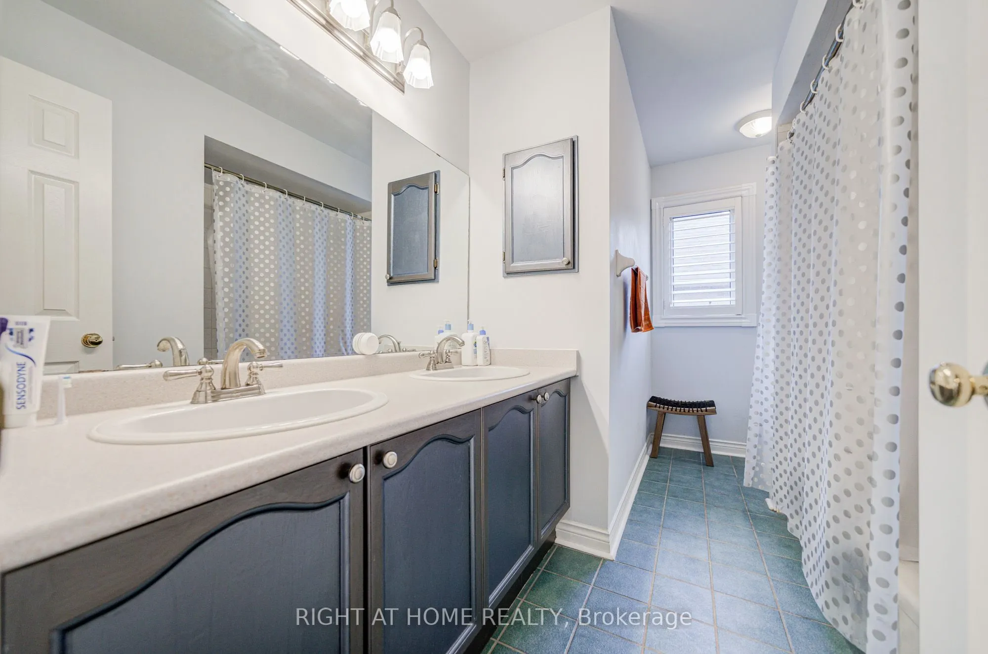 128 Carlyle Crescent