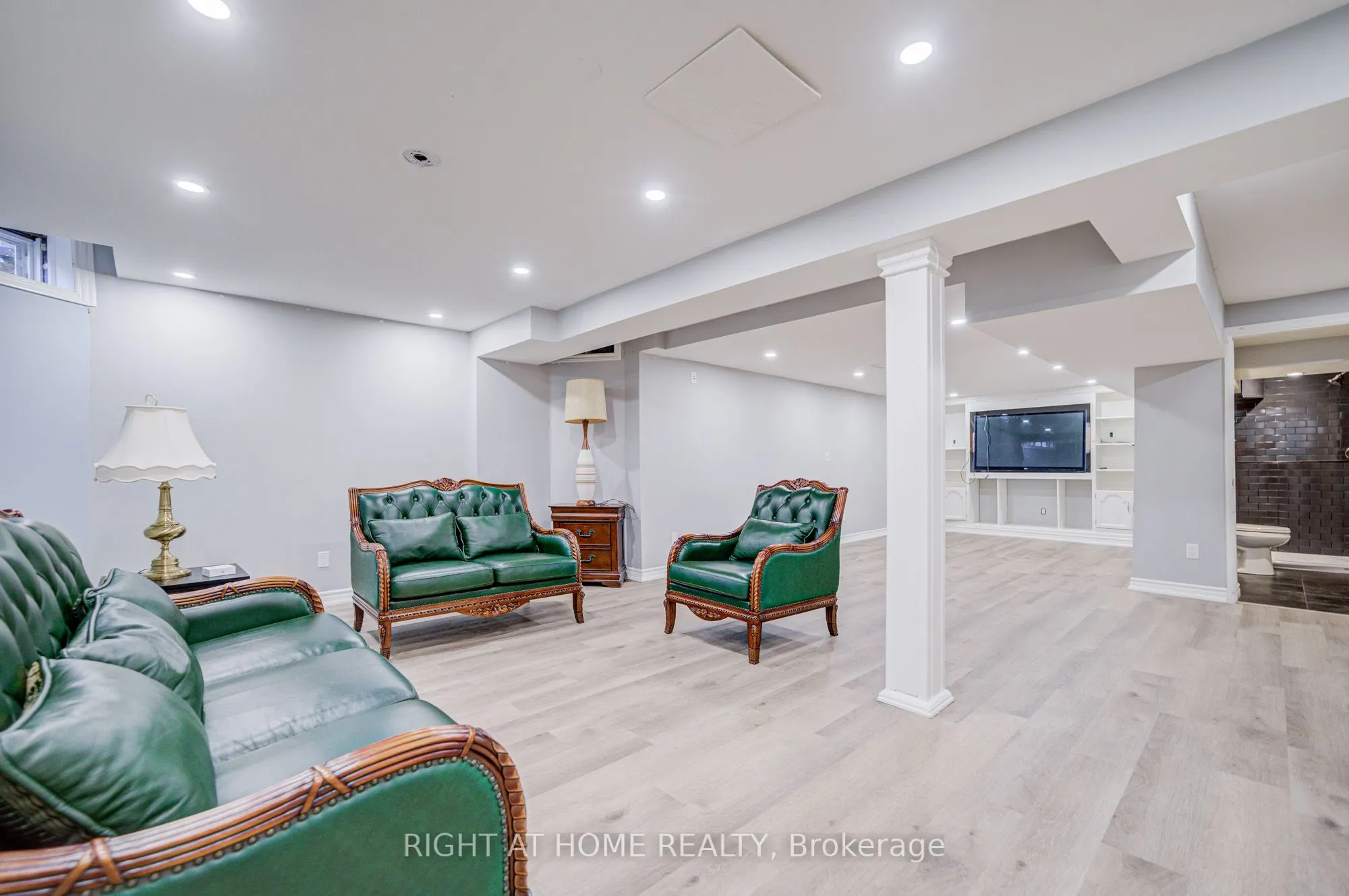 128 Carlyle Crescent