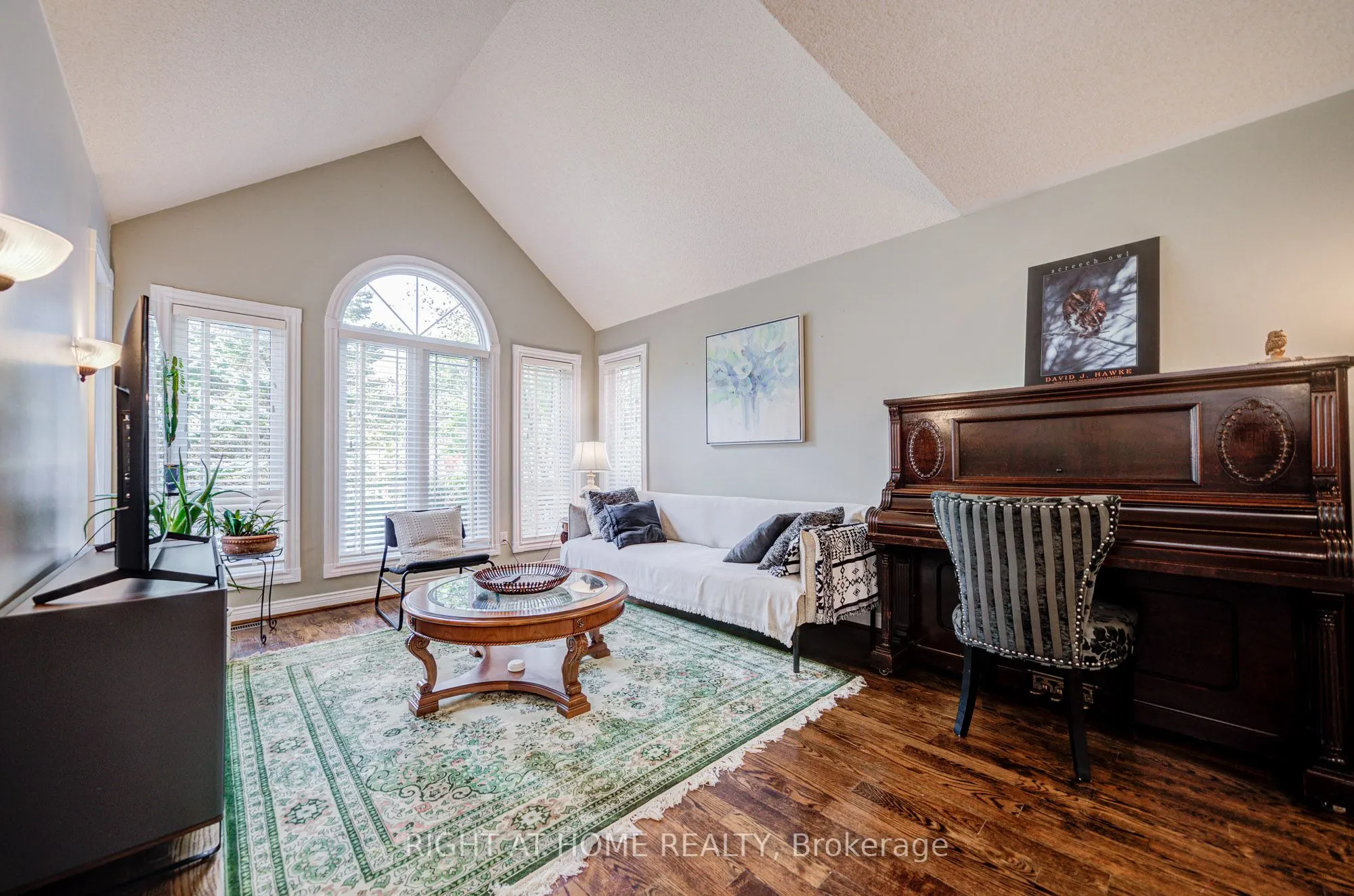 128 Carlyle Crescent