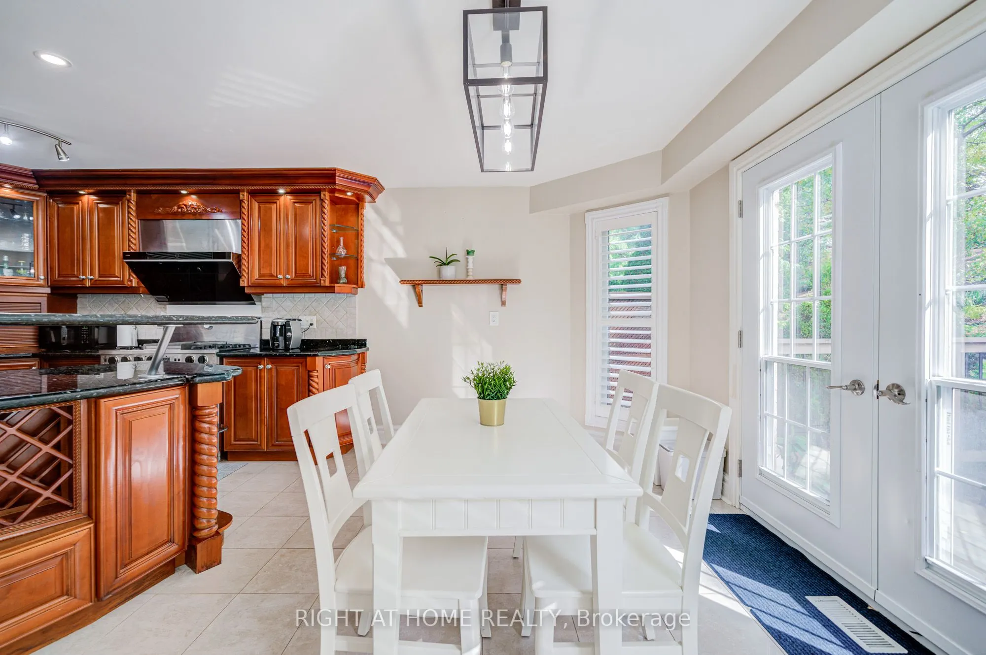 128 Carlyle Crescent