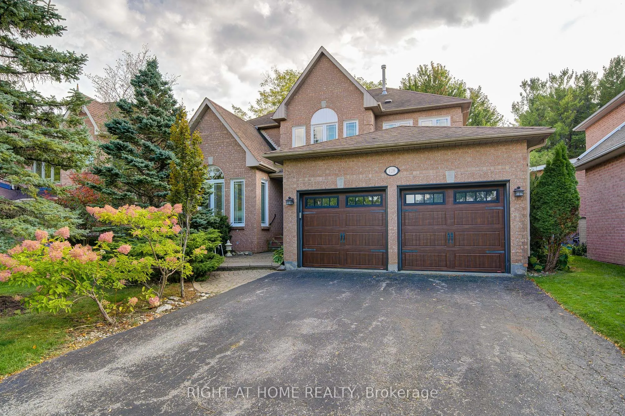 128 Carlyle Crescent