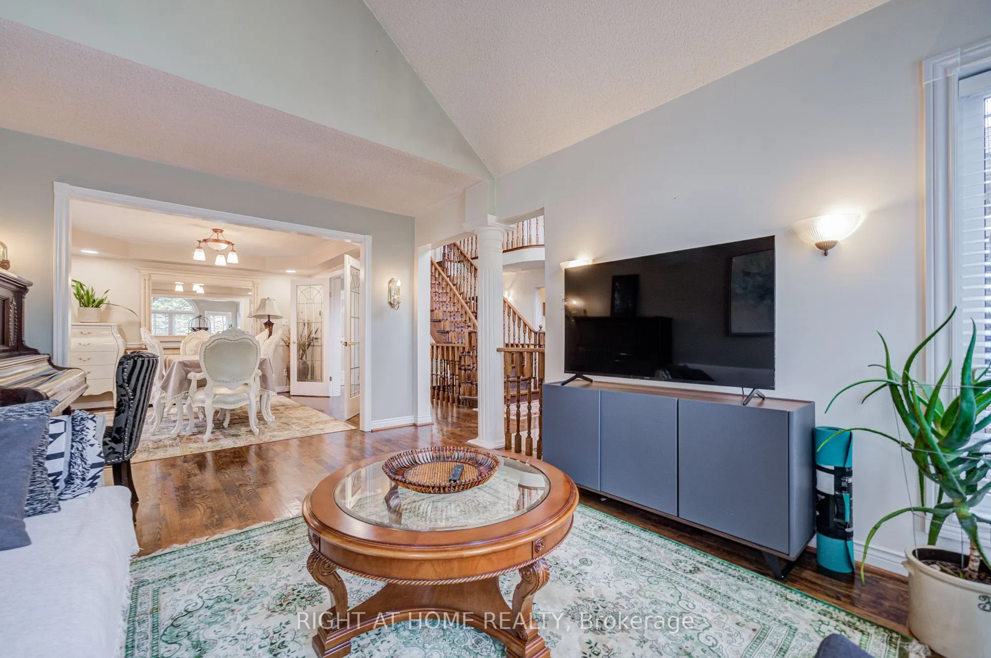 128 Carlyle Crescent