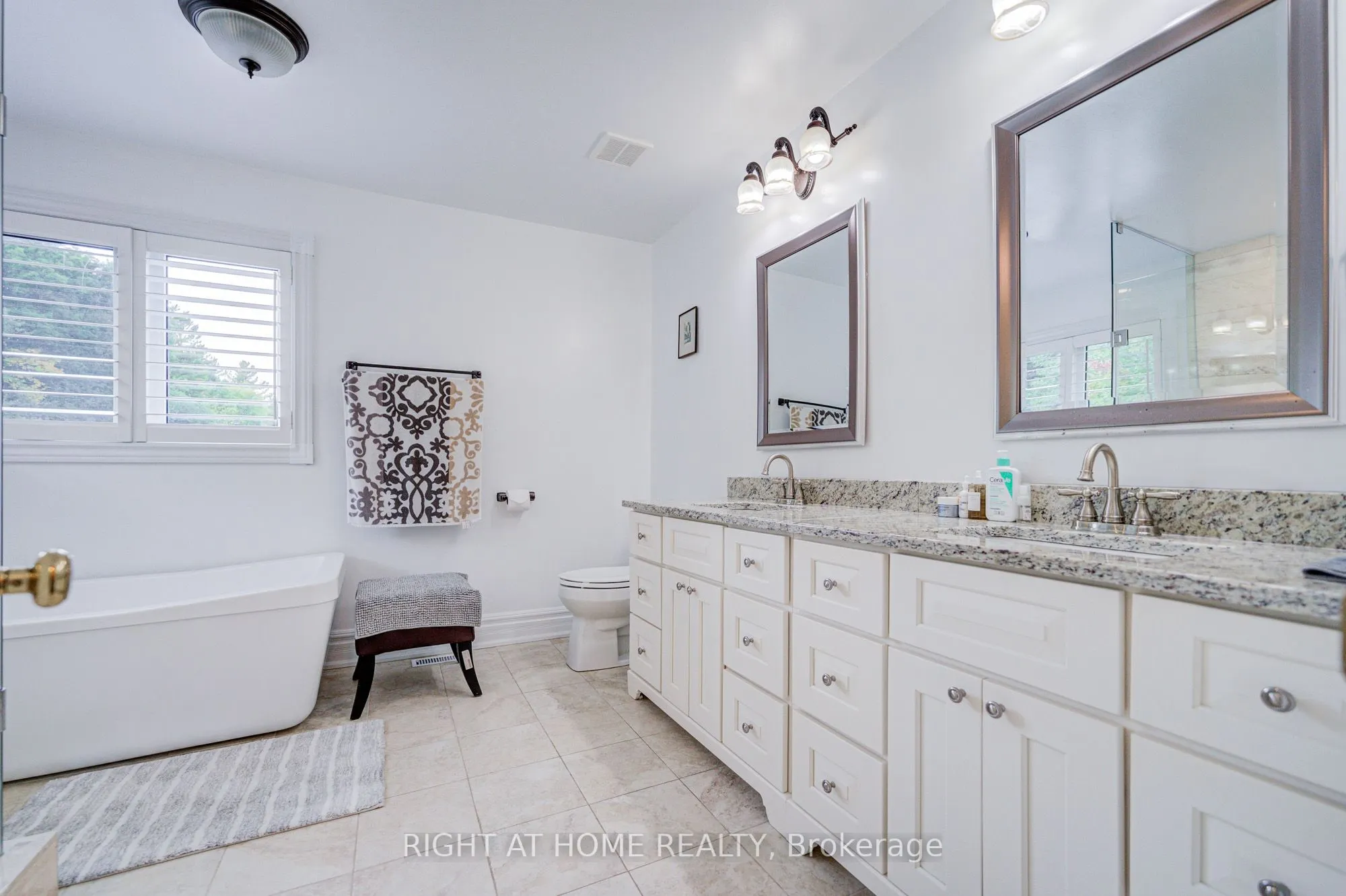 128 Carlyle Crescent