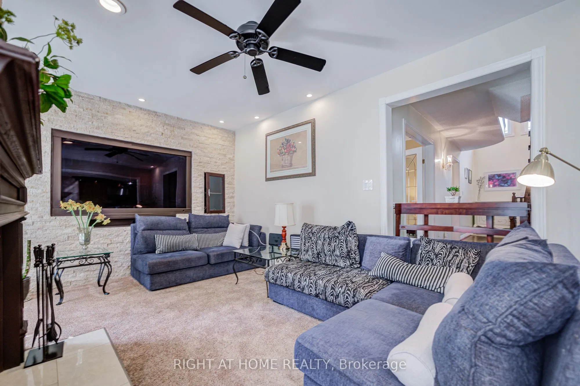 128 Carlyle Crescent