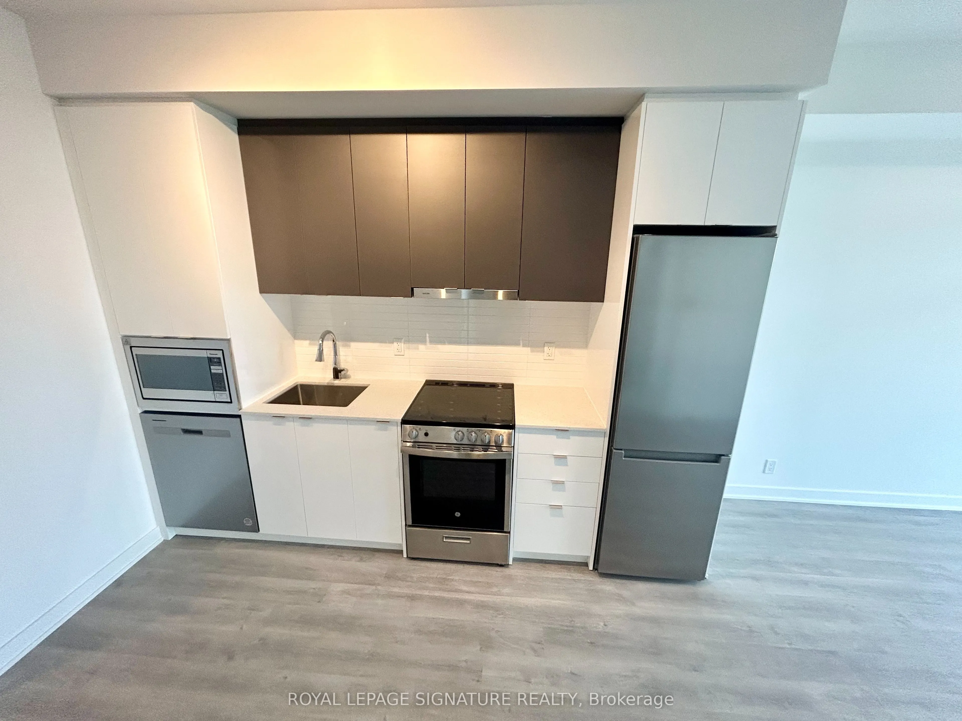 30 Upper Mall Way, #2401