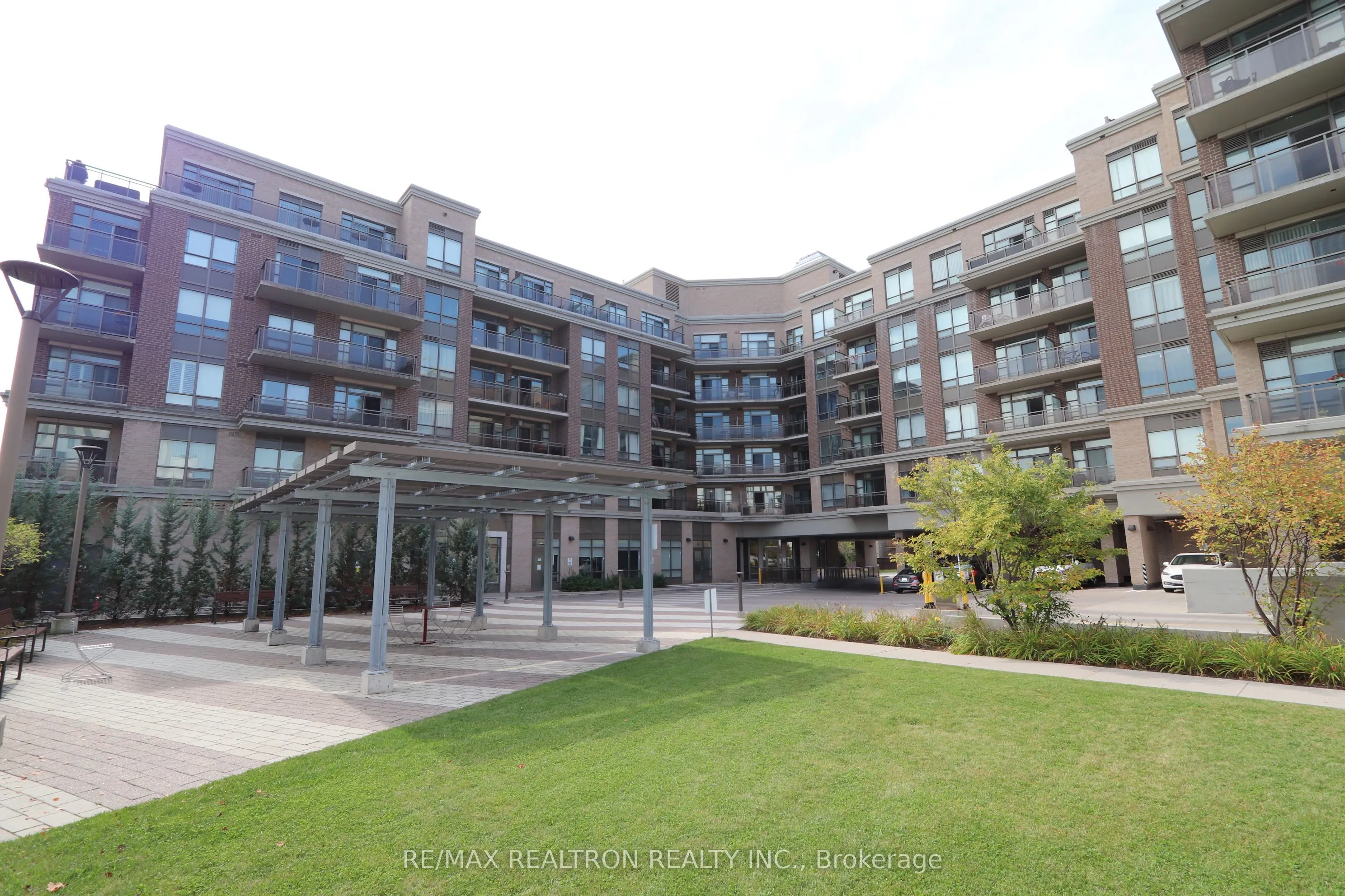 540 BUR OAK Avenue, #605