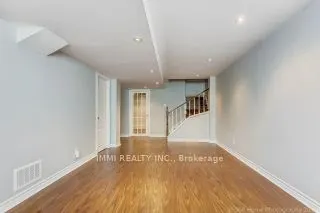 19 Walkview Crescent E