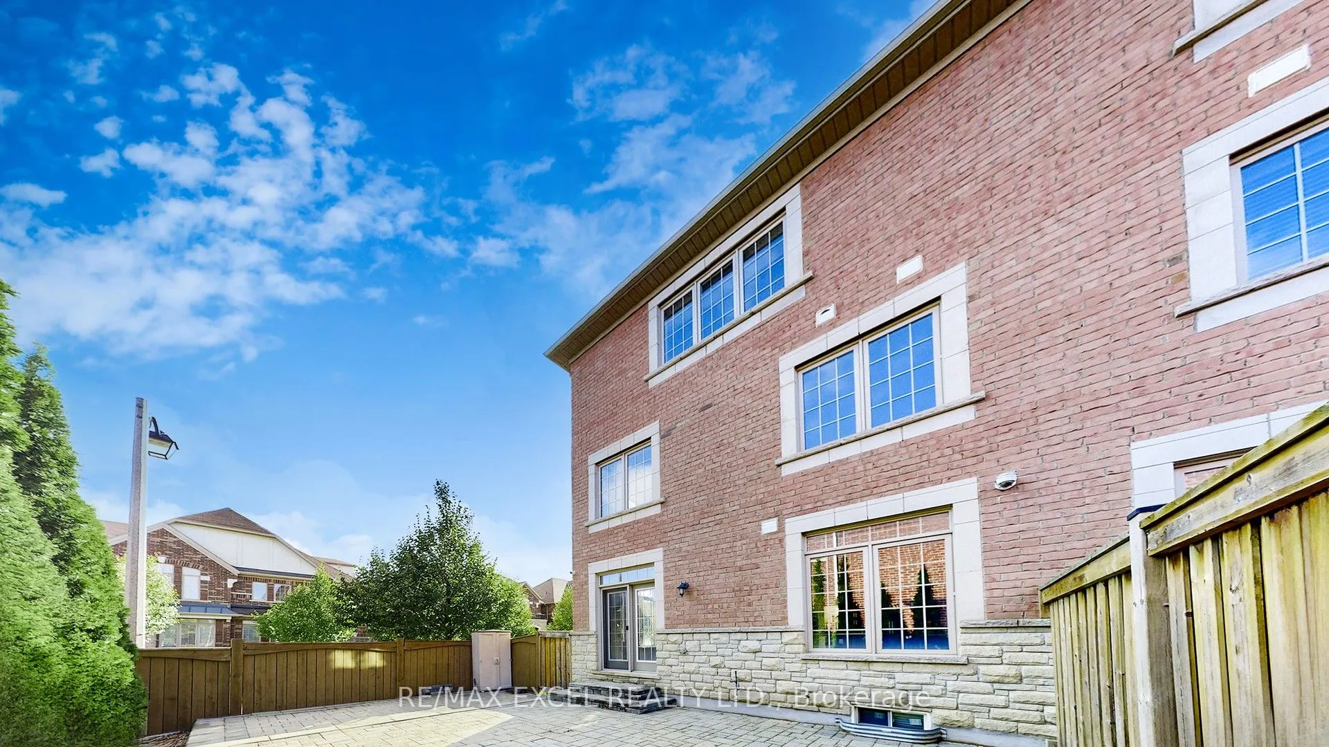 103 Living Cres Crescent