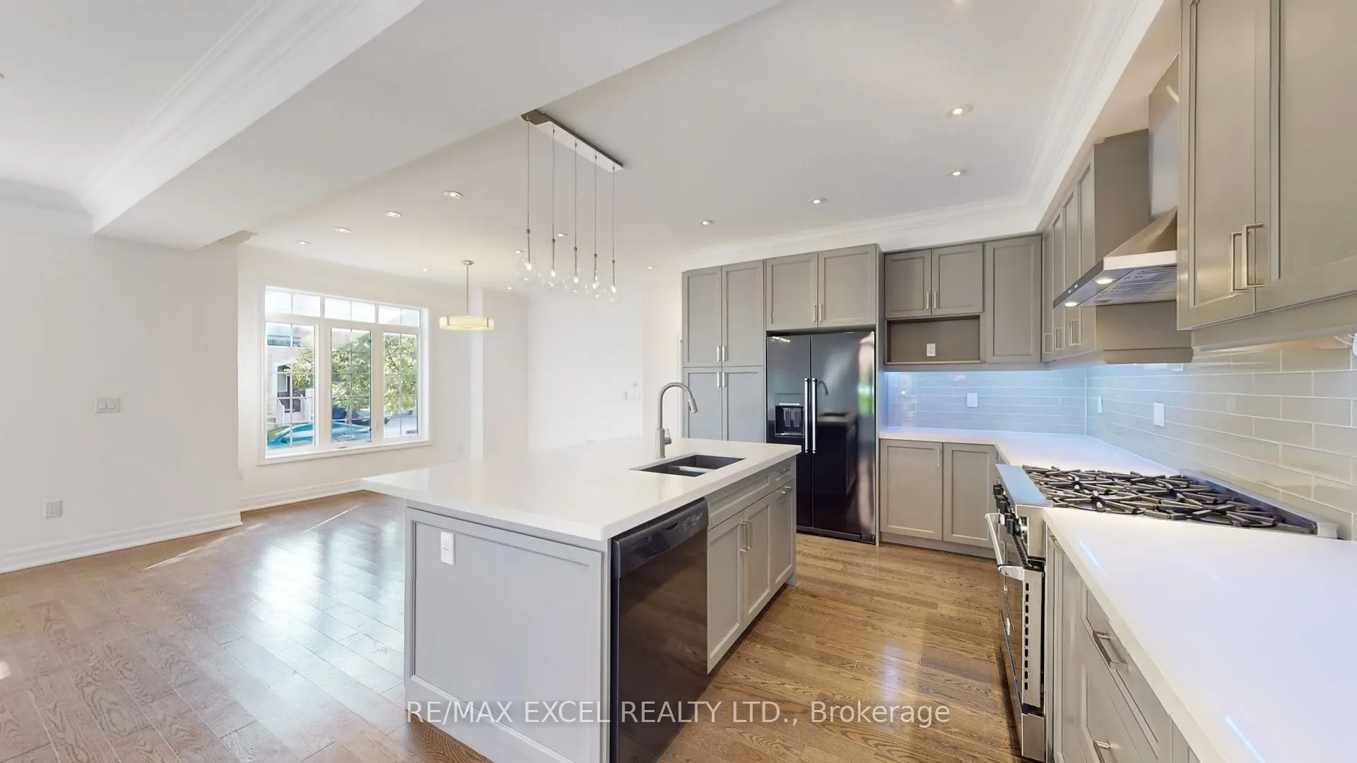 103 Living Cres Crescent