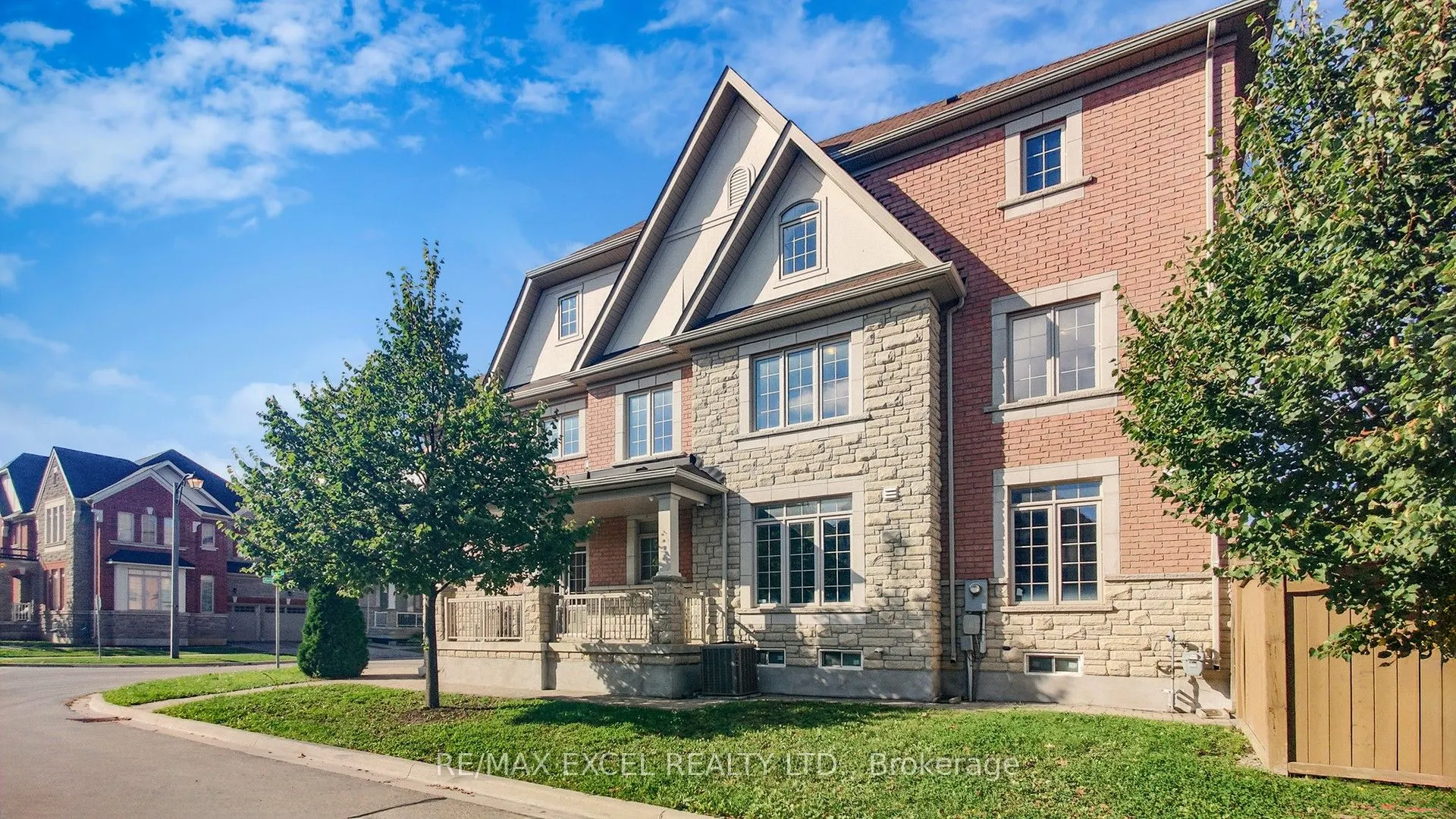 103 Living Cres Crescent