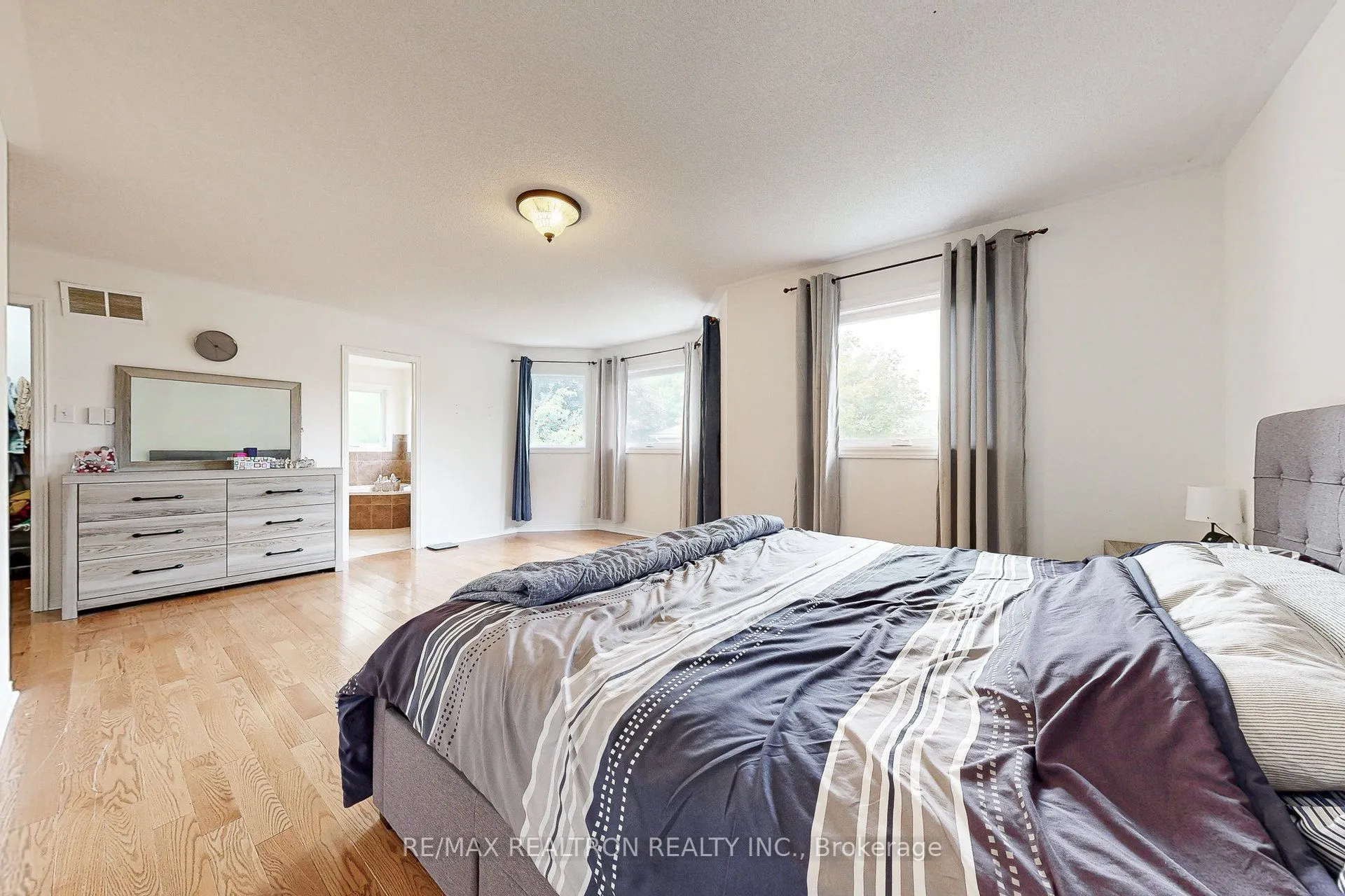 98 Charing Crescent