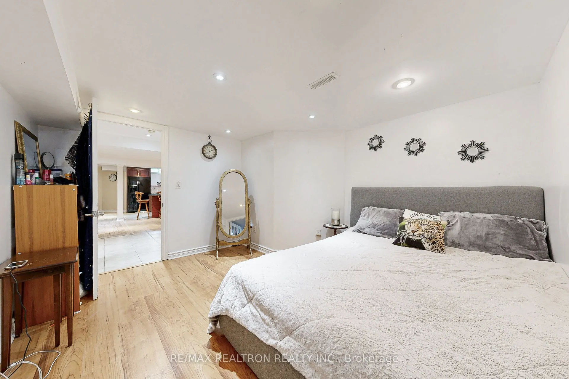 98 Charing Crescent