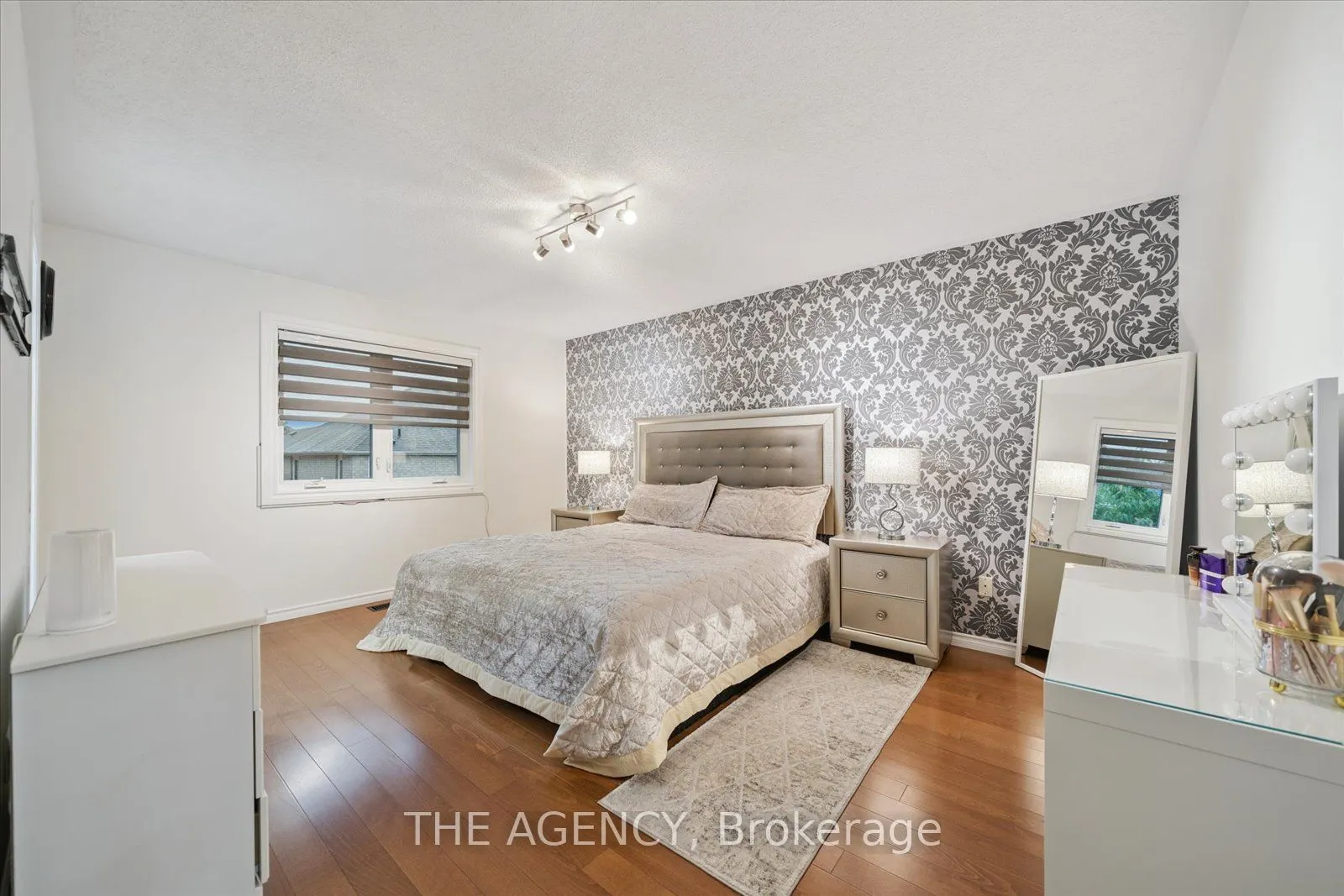 908 Oaktree Crescent