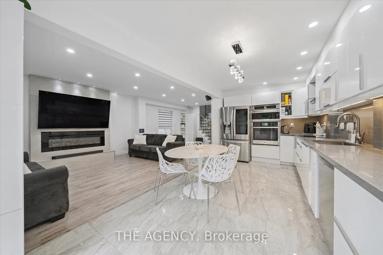908 Oaktree Crescent