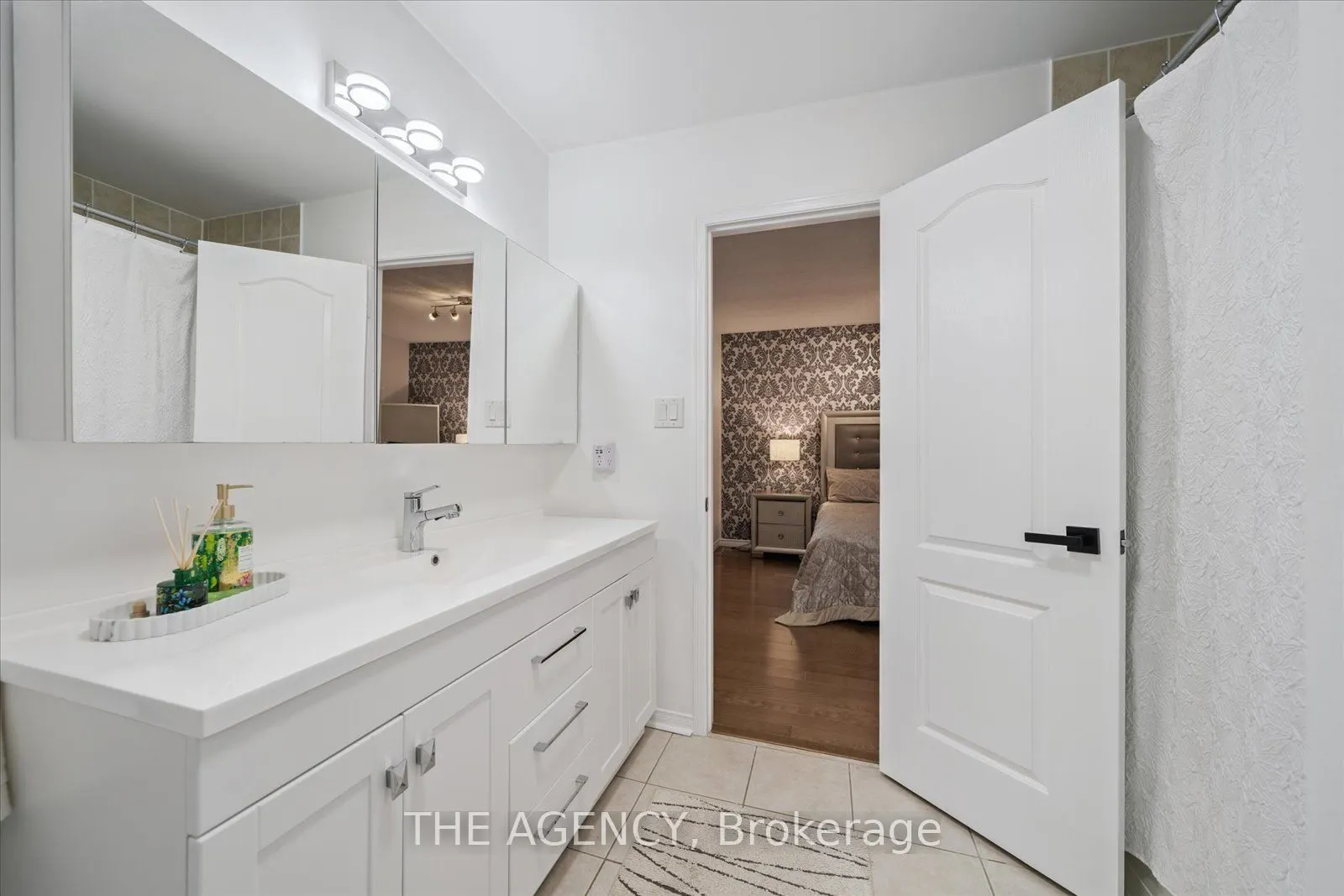908 Oaktree Crescent