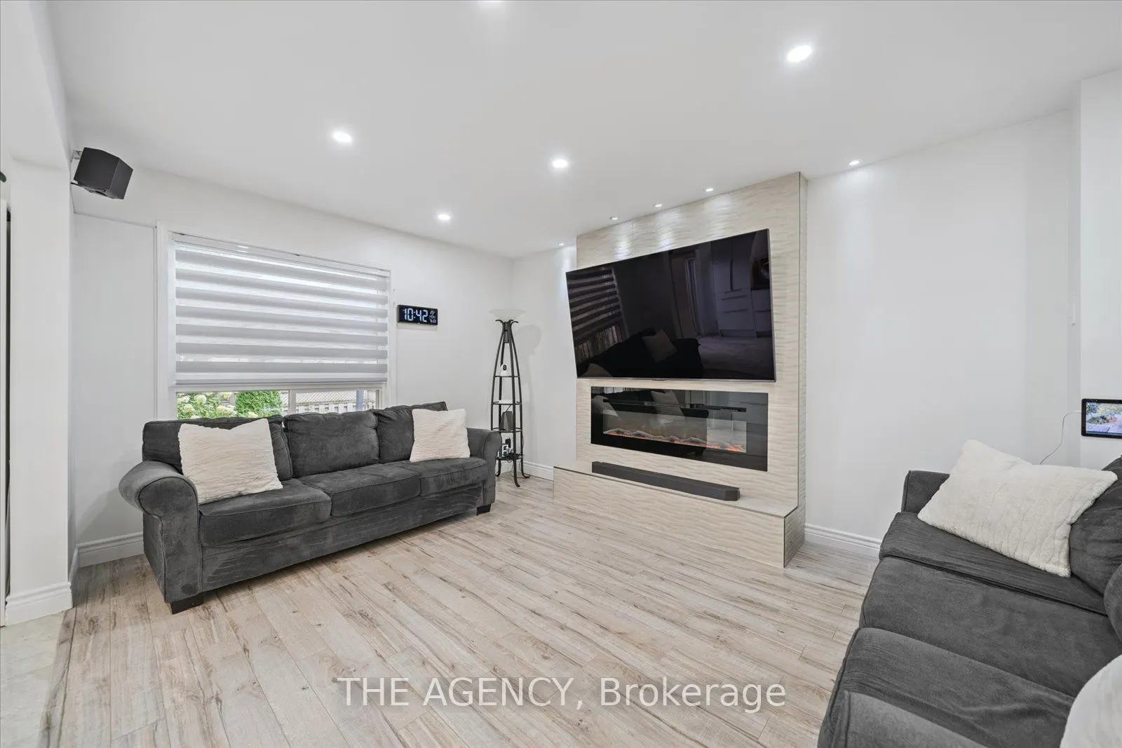 908 Oaktree Crescent