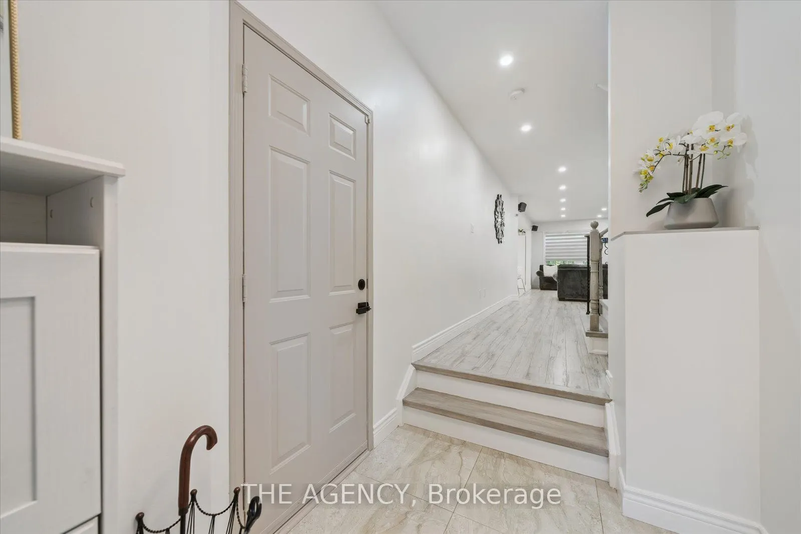 908 Oaktree Crescent